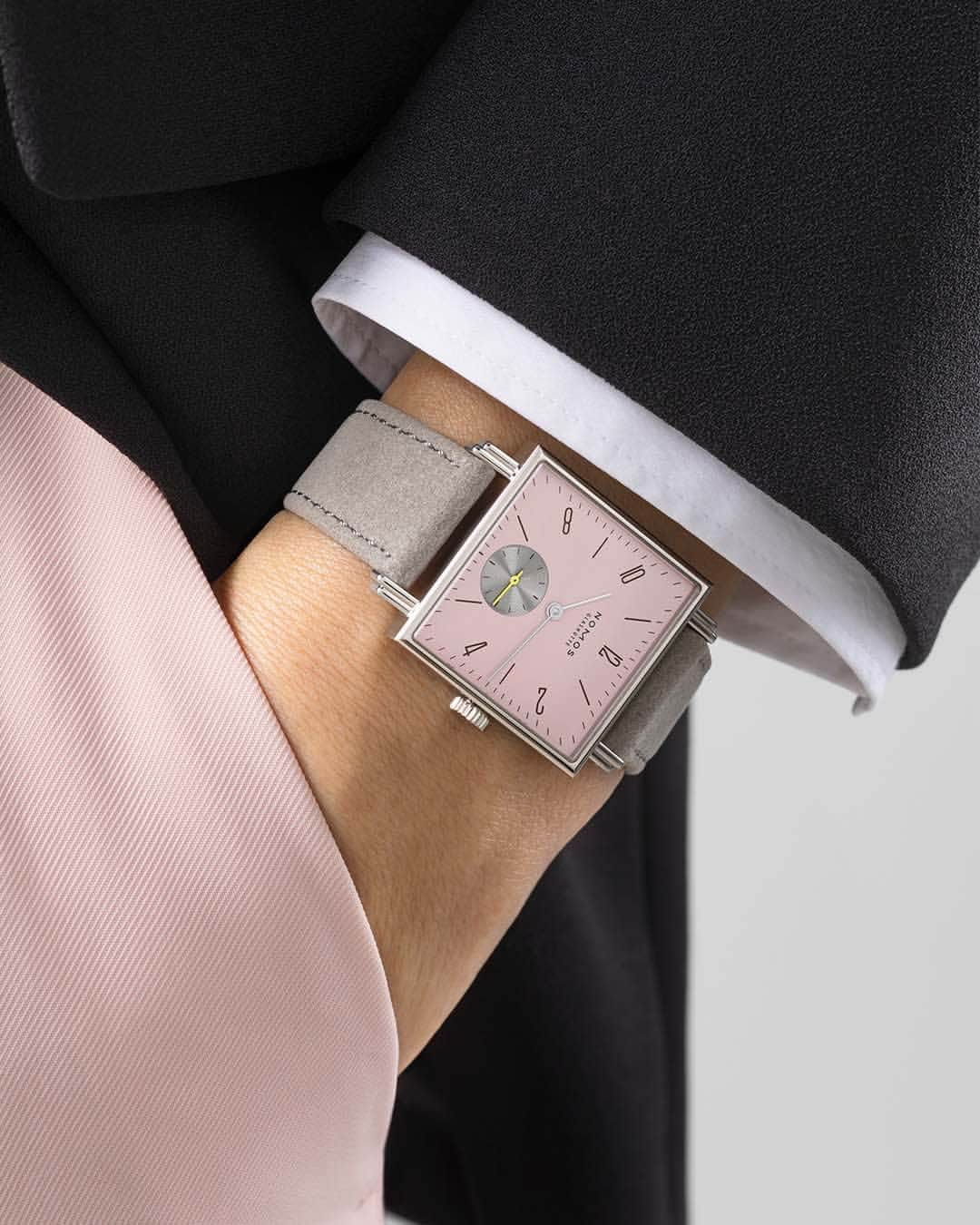 ノモスさんのインスタグラム写真 - (ノモスInstagram)「It's time for brand-new watches—and a German lesson! These four beautiful versions of the NOMOS Tetra come with some rather special names. Discover the new collection here.   #nomos #nomosglashuette #glashütte #madeinglashuette #nomostetra #watchmaking #kaprizioese #fuchsteufelswilde #wildentschlossene #unerreichbare #watchlover #nwa #newwatchalert #luxurywatch」4月20日 19時00分 - nomos_glashuette