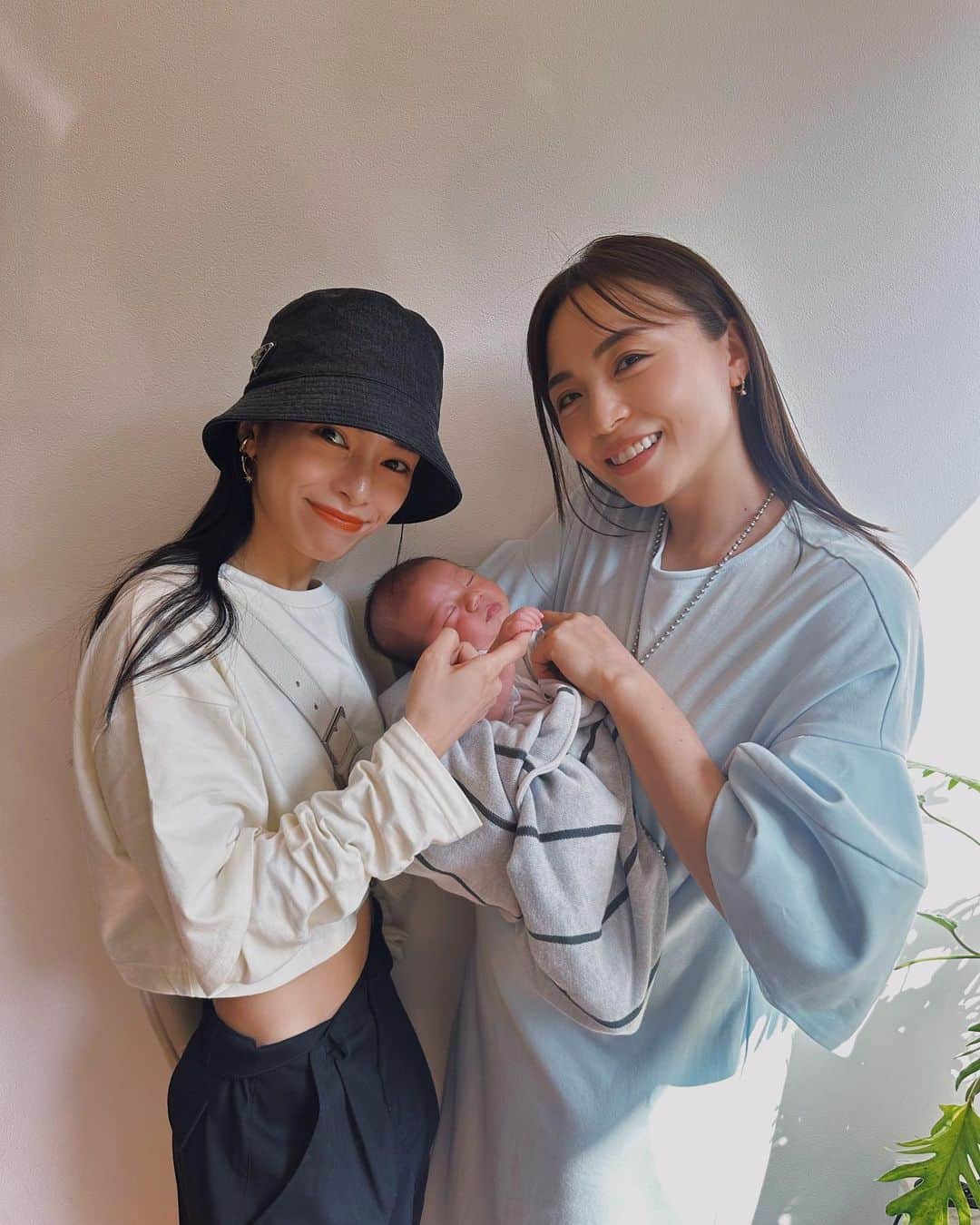 のインスタグラム：「. 改めておめでとう🎉❤️ これでお互いに3児の母！ 全力で励まし合って支え合っていきましょう。  ２０年前、こんな姿考えもしなかったよなあ🌸 親友の幸せな姿を見ると いちいち昔に思いを馳せてしまうね〜  ちょっとしか会えなかったけど 最高に幸せもらいました❤️  豆くん、これからたくさん遊ぼうね❤️  #momlife #mommylife #mommy  #育児 #ママライフ  #6歳 #4歳 #1歳 #motherof3 #motherhood  #family #familyphoto  #3人育児  #3児のママ #3児ママ  #familytime  #5人家族 #familyphotograhy #familyfirst」