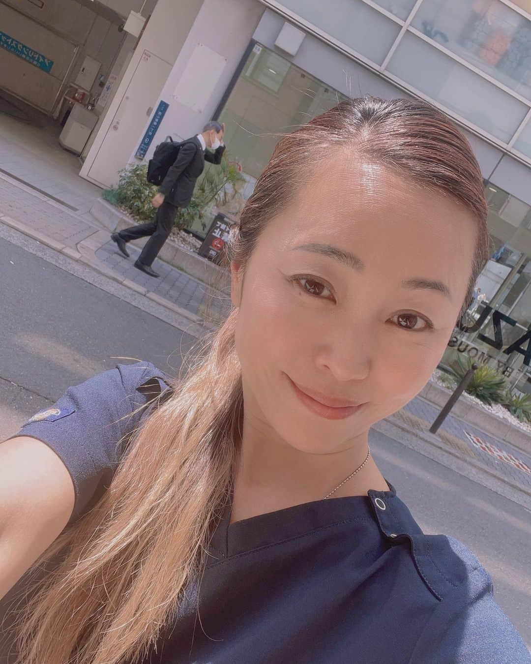 黒田愛美のインスタグラム：「本日も満員御礼🥺🙏 遠方からもたくさんのご来院ありがとうございました💕  たくさんの方にご満足頂き、 とっても充実した2日間でした❣️😊 ありがとうございます✨✨  次回は 5/22-23です❗️ ご予約はお早めにお願いします✨🙏  昨晩は美容外科の後輩と 焼き鳥屋さんへ🥢🍻 後輩と写真撮り忘れちゃったけど久々に会えて嬉しかったです💖 出張の醍醐味は久々に会える友達がいる事🥰  焼き鳥などタンパク質多めに撮る時は必ず #消化酵素 💊 もとっています✌️  さて、 これから帰りまーす🛫  #大阪出張 #大阪 #zetithbeautyclinicosaka  #大阪グルメ #北新地 #しえん #焼き鳥 #美容外科医 #黒田愛美」