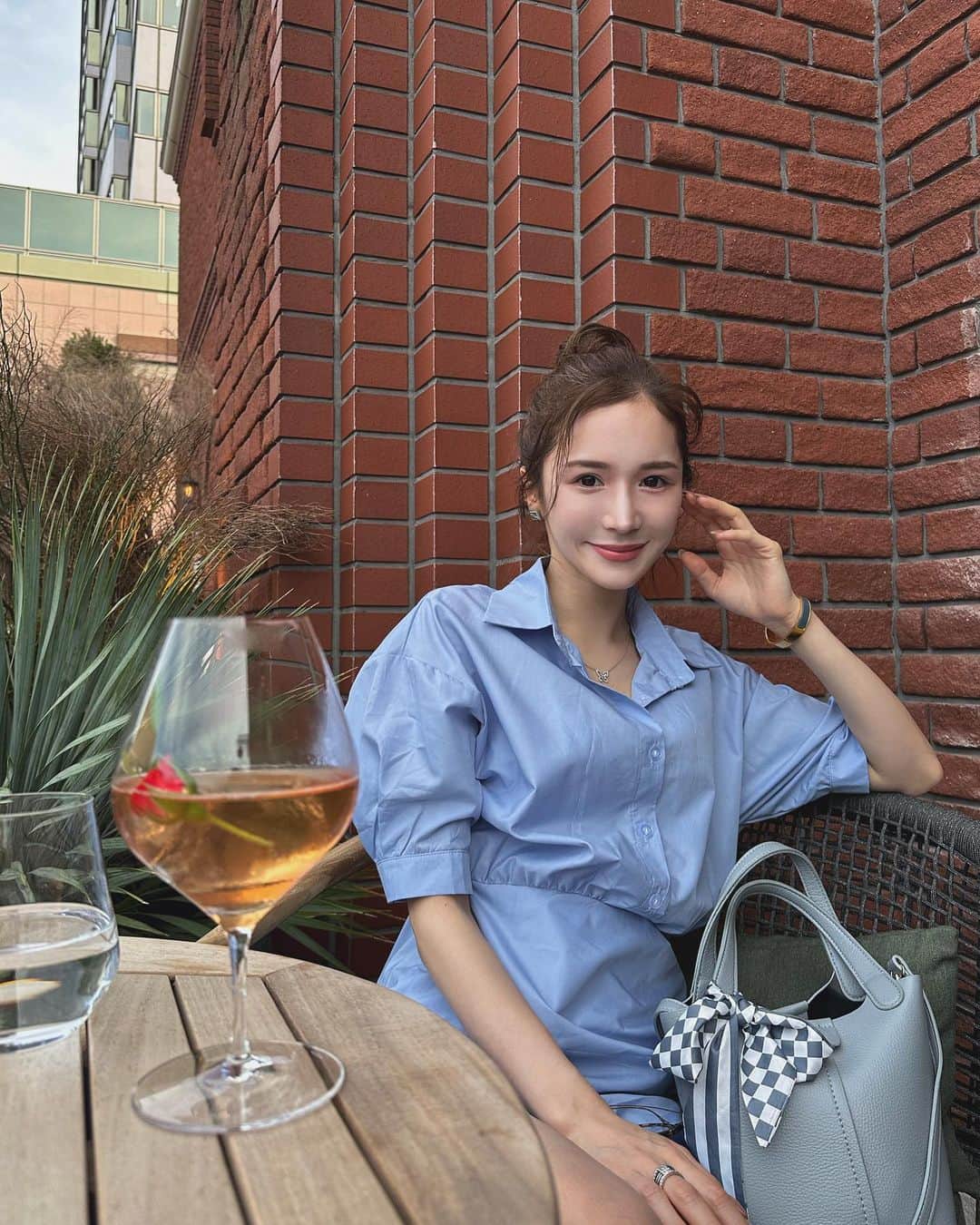 fukishaljのインスタグラム：「🩵  お酢だいすきなので ヴィネガードリンクがあると ついつい頼んでしまう…😌  シャツワンピースと鞄が爽やかカラーでお気に入り🩵」
