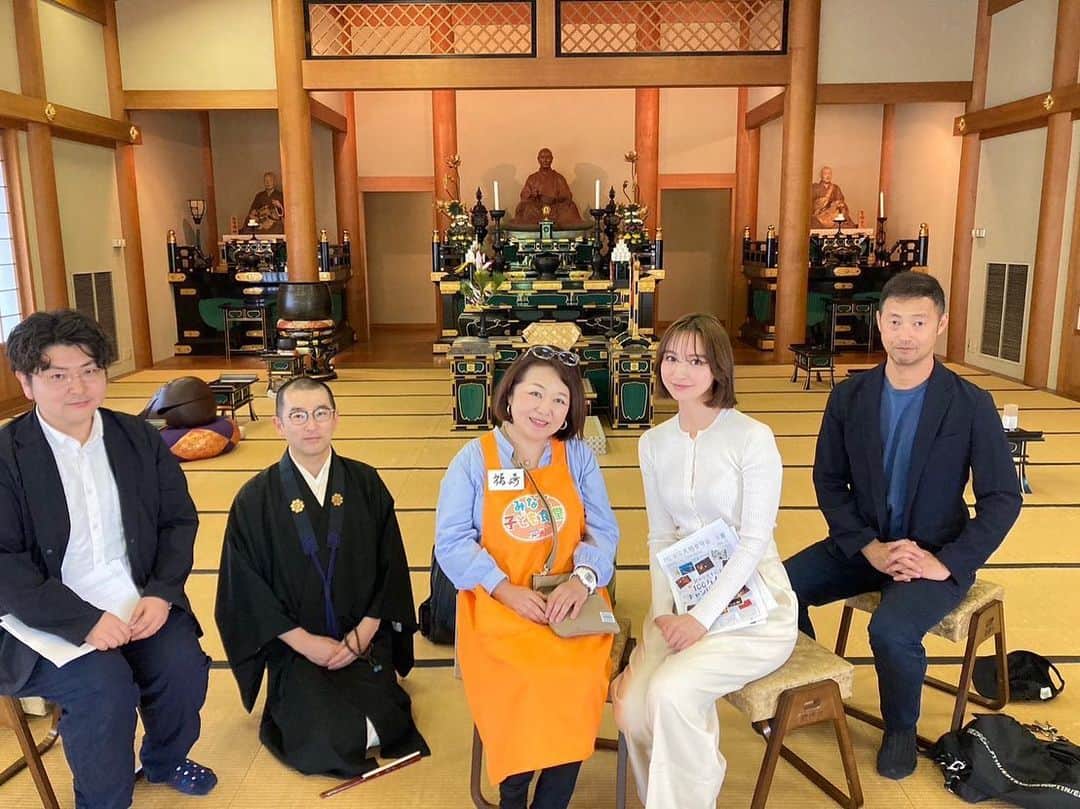 のインスタグラム：「実は、みなと子ども食堂さん、 オイシックス WeSupportFamilyさん、 増上寺さんとyokayoで 凄いワクワクするワークショップイベント計画中です🤫👏  おもちゃ箱さんの皆さまともyokayoワークショップを計画中！  子供達、ママパパのコミュニティ場になるといいな☺️ またお知らせしますね📢  凄い背景の前で合成のような写真になってますが、全く合成ではないです😂  @omochabako.beauty.official  @oisix  @zojoji_enzan1393_official   #増上寺」