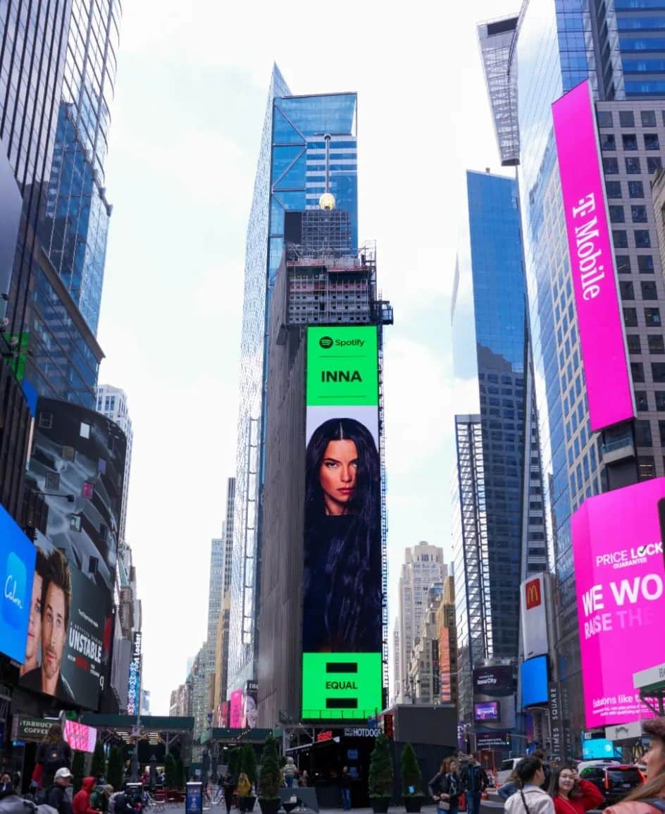 インナさんのインスタグラム写真 - (インナInstagram)「I moved to New York in Times Square! #Equal @spotify ❤ "another day another billboard"」4月20日 19時05分 - inna