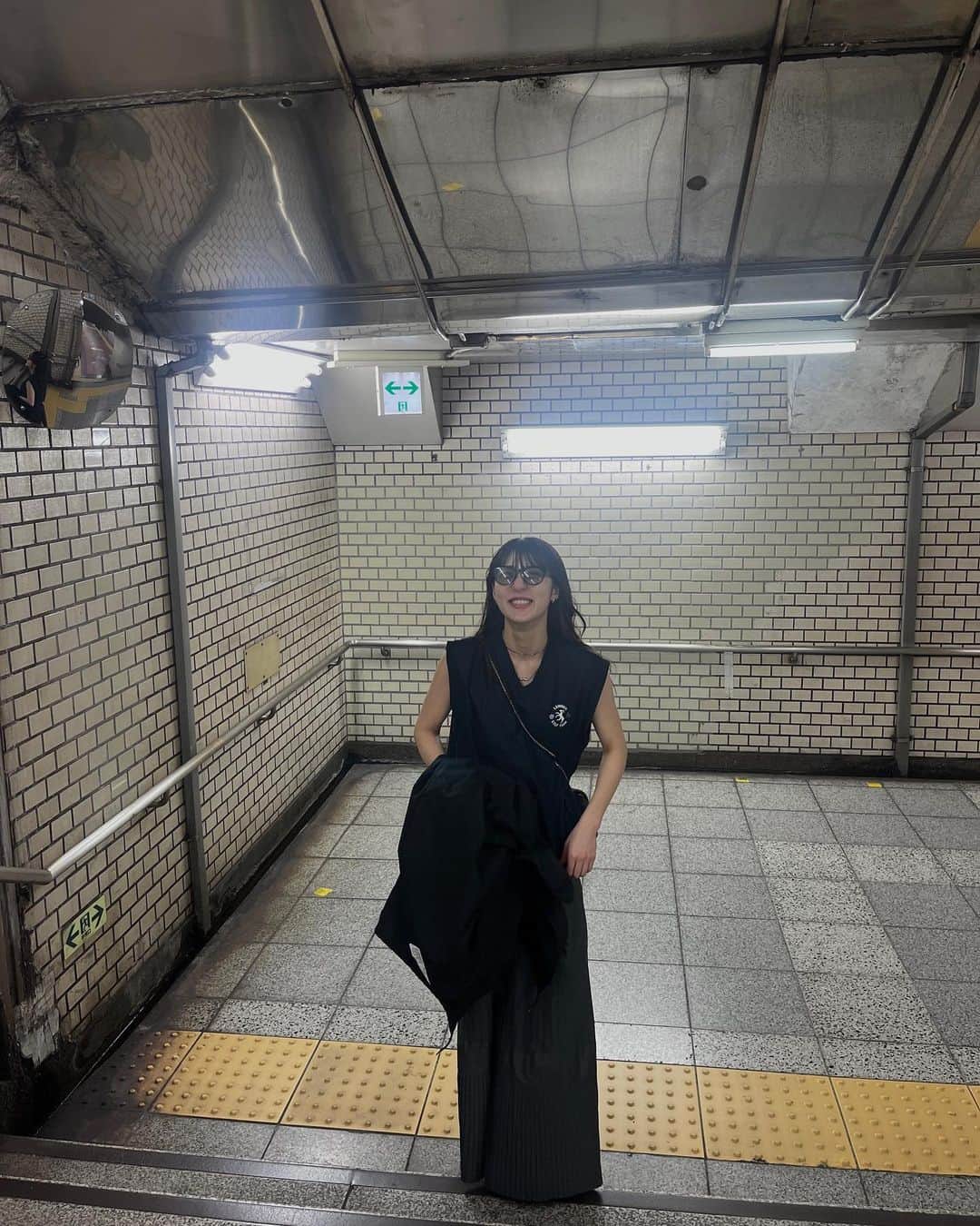 宇野愛海さんのインスタグラム写真 - (宇野愛海Instagram)「. 🌪️  #ootd#fashion#style#fashionstyle#coordinate#used#usedclothing#snap#model#モデル#コーディネート#今日のコーデ#私服#お洒落さんと繋がりたい#古着好きな人と繋がりたい#スナップ#モードカジュアル#ナイロンベスト#ベスト#3peace#citen#サングラス#ロング#ロングヘア#黒髪ロング」4月20日 19時05分 - unonarumi_official
