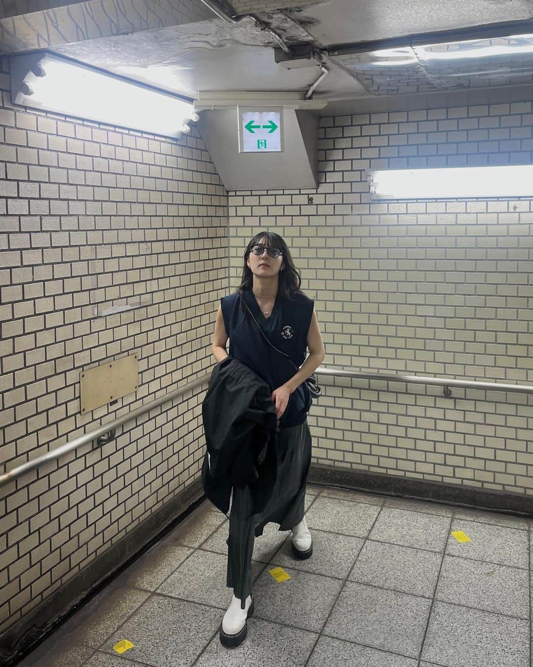 宇野愛海さんのインスタグラム写真 - (宇野愛海Instagram)「. 🌪️  #ootd#fashion#style#fashionstyle#coordinate#used#usedclothing#snap#model#モデル#コーディネート#今日のコーデ#私服#お洒落さんと繋がりたい#古着好きな人と繋がりたい#スナップ#モードカジュアル#ナイロンベスト#ベスト#3peace#citen#サングラス#ロング#ロングヘア#黒髪ロング」4月20日 19時05分 - unonarumi_official