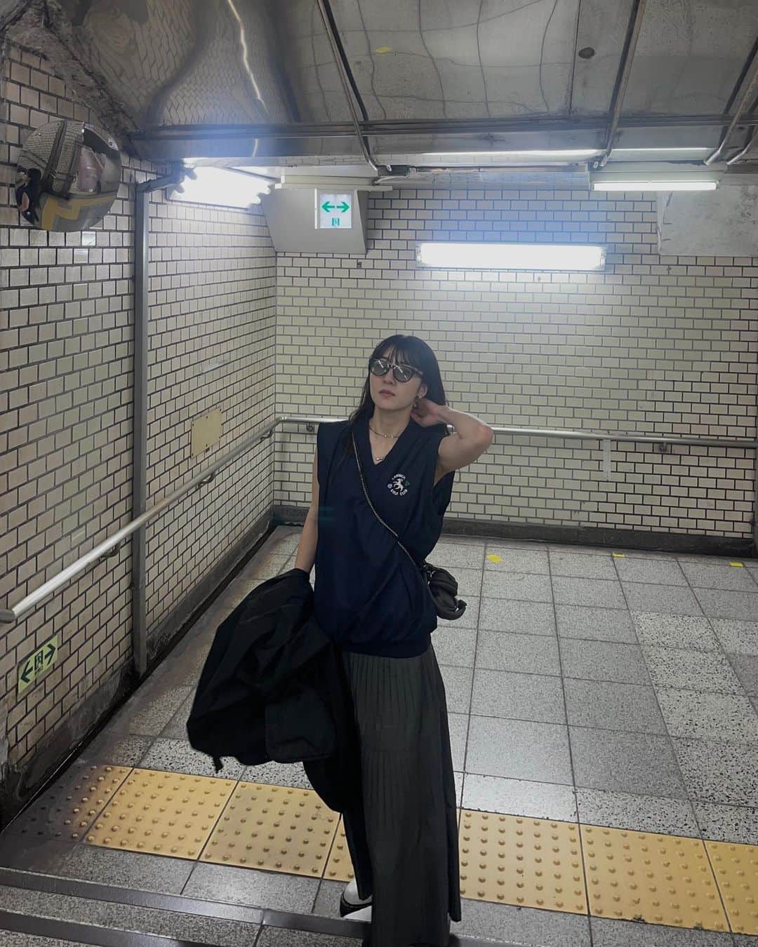 宇野愛海さんのインスタグラム写真 - (宇野愛海Instagram)「. 🌪️  #ootd#fashion#style#fashionstyle#coordinate#used#usedclothing#snap#model#モデル#コーディネート#今日のコーデ#私服#お洒落さんと繋がりたい#古着好きな人と繋がりたい#スナップ#モードカジュアル#ナイロンベスト#ベスト#3peace#citen#サングラス#ロング#ロングヘア#黒髪ロング」4月20日 19時05分 - unonarumi_official