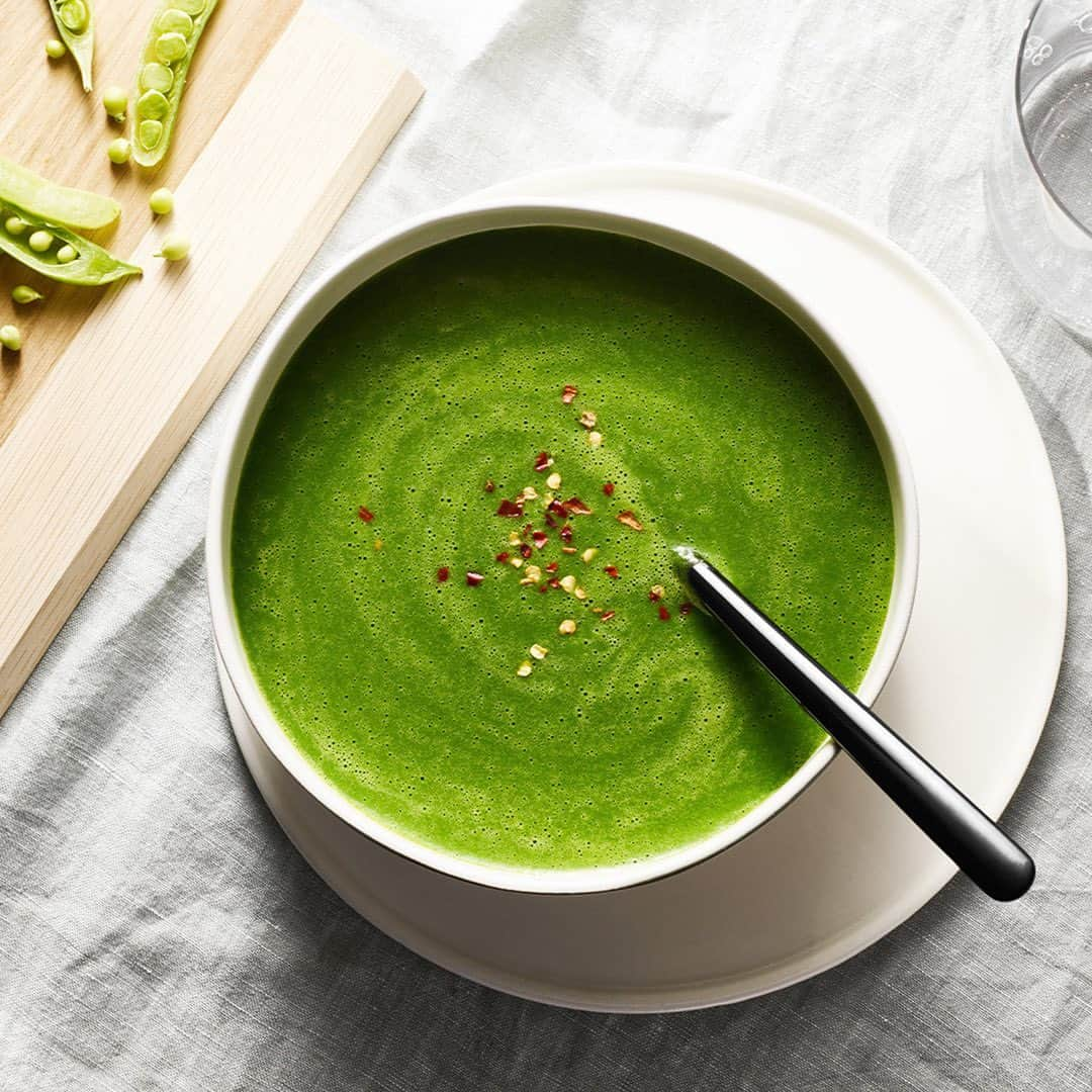 Vitamix Japanさんのインスタグラム写真 - (Vitamix JapanInstagram)「旬の食材を使ったデトックススープはいかが？💚  春野菜のデトックススープ  ●材料 エキストラバージンオリーブオイル 大さじ1 長ネギ 　250g（中２本） ニンニク（皮付き） 小2個 青ネギ　1束　 皮をむきじゃがいも（中1個（150g））。 ミントの葉 6枚 クレソン 50g レモン果汁小さじ1 塩　小さじ1/4 黒胡椒　小さじ1/4  ①中弱火でネギの白身、ニンニク、オリーブオイル、塩をひとつまみ加え、半透明になるまで炒める（約6分～8分）。 ②ジャガイモをスライスしてから鍋に加え、野菜が浸る程度の水をかける(約500ml)を入れ、30分ほど煮込む。 ③鍋の中身をバイタミックスの容器に移し、ブレンダーを一番低い温度でスタートさせ最高速度まで上げ、1分間ブレンドする。 ④中蓋を外し、蓋の隙間から青ネギ、ミント、クレソンを入れ約30秒間ブレンドする。 ⑤塩、コショウで味を調え、レモン汁を加える。すぐにお召し上がりいただくか、冷やしてお召し上がりいただくことがおすすめです  ★急速に冷やすことで、鮮やかな緑色を保つことができます。  ☑️詳しくはプロフィールのURLをチェック @vitamix_japan ⁡ ⁡ ⁡ #vitamix #バイタミックス #バイタミックスレシピ #スムージー生活 #オーガニック #ヘルシーレシピ #おうち家電 #高級家電　#キッチン家電 #スムージー #ホールフード #スーパーフード #健康 #健康食 #プラントベース #デザイン家電 #調理家電 #生活家電 #おしゃれ家電 #おうち時間 #健康習慣 #栄養補給 #丁寧な生活 #丁寧な暮らし #暮らしの風景 #世界1000万台の販売実績 #買ってよかった家電」4月20日 19時05分 - vitamix_japan