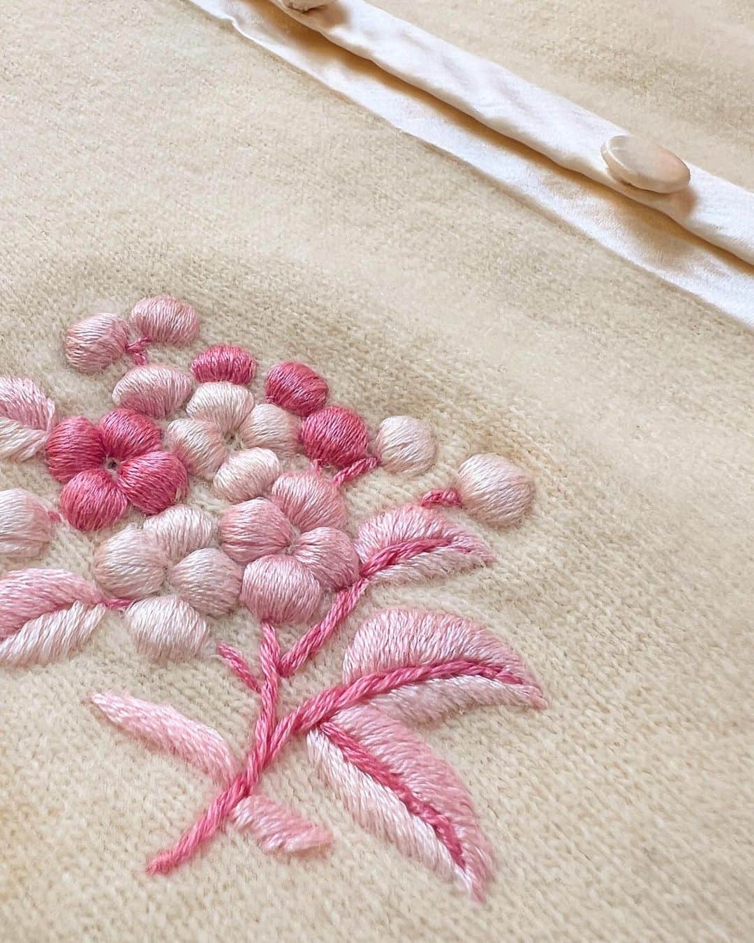 NUTTY Vintage&Collectibleさんのインスタグラム写真 - (NUTTY Vintage&CollectibleInstagram)「📣new arrival📣  ▫︎50s pink flower embroidery cardigan：new! ▫︎50s pink cocktail dress：new!  立体的な花の刺繍が可愛い七分袖のボレロ丈カーディガン。サテンのトリミングがオリエンタルなジャケットの雰囲気もあり、ドレスにさっと羽織るのも素敵です。  合わせた花柄紋様のドレスはショルダーのデザインが美しくフォーマルシーンにも相応しいカクテルドレスです。  styling：sally  ショート丈の50sカーディガンはサーキュラースカートやギャザースカート、ドレススタイルにはもちろん、カジュアルにデニムなどにも相性抜群です。  この季節の羽織りものにおすすめのアイテムです。  たっぷりのビーズ刺繍が美しいビーズカーディガンなどホワイトカーディガンをまとめて5着入荷いたしました＊  ┈┈┈┈┈┈┈┈┈┈┈┈┈┈┈┈┈ 【NUTTY通販について】 ⚫︎SNS掲載商品は通販可能です。お気軽にDMにてお問い合わせ下さい。 ⚫︎＜ONLINE STORE＞http://nutty.theshop.jp/ （プロフィールページURLよりアクセス出来ます） ┈┈┈┈┈┈┈┈┈┈┈┈┈┈┈┈┈  #nuttyvintage#vintage #vintagefashion#南堀江#古着#1940s#1950s#1960s#1970s #1980s #80s #vintagecardigan #beadscardigan #vintagesweater #vintageknitwear #cocktaildress #ootd #vintageootd」4月20日 19時19分 - nutty_vintage
