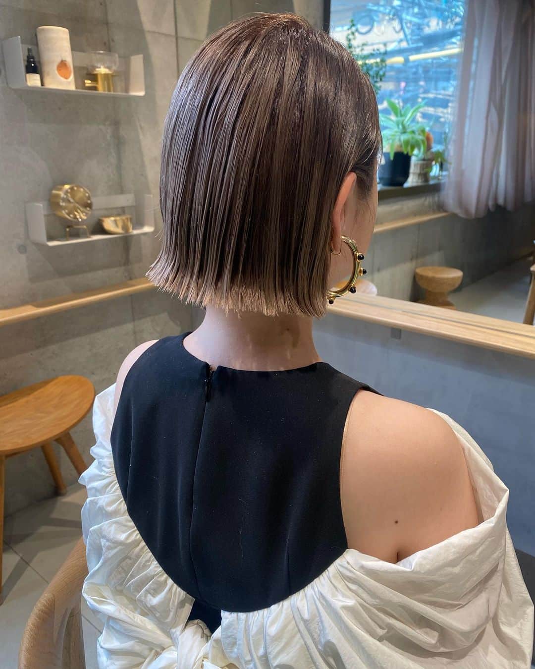 のインスタグラム：「ブリーチしてピンクアッシュ◎  #ヘアカラー  #ミニボブ」
