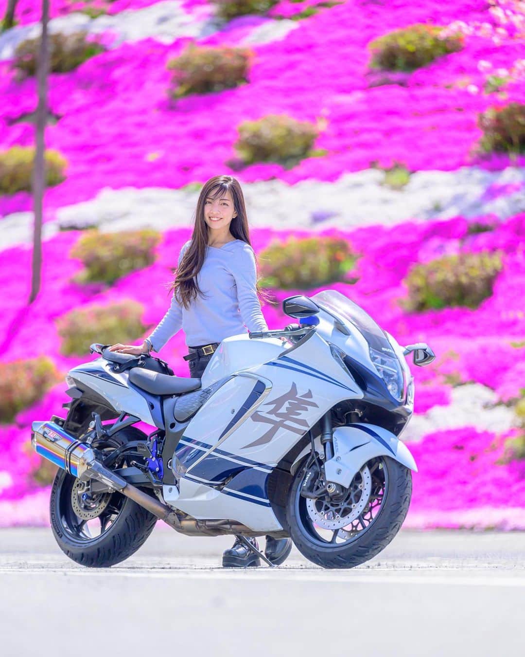 Rurikoのインスタグラム：「. . 4/11 隼が納車されて1年経ちました🌸 バイク人生がガラッと変わった1年。 生活を変えちゃうバイクって凄い…  今日のYouTubeは 納車1年正直レビュー動画です。 良い所、悪い所、取り回しの仕方など 語りまくってますので良かったら見てください🌸 . Photo by @beerya.n.niki  芝桜の可愛い写真有難うございます🫶🏼 . . Youtube channel : ruriko_675 . #suzuki #hayabusa #hayabusa1300  #gsx1300r #gsx1300  #隼  #mototeka #girlsbiker  #2wheellovers #wheelietime  #bikersofinstagram  #instamotorcycle #motorcyclephotography  #supersportbikes  #bike_japan #motorcyclegirl #バイク女子  #バイクのある風景」