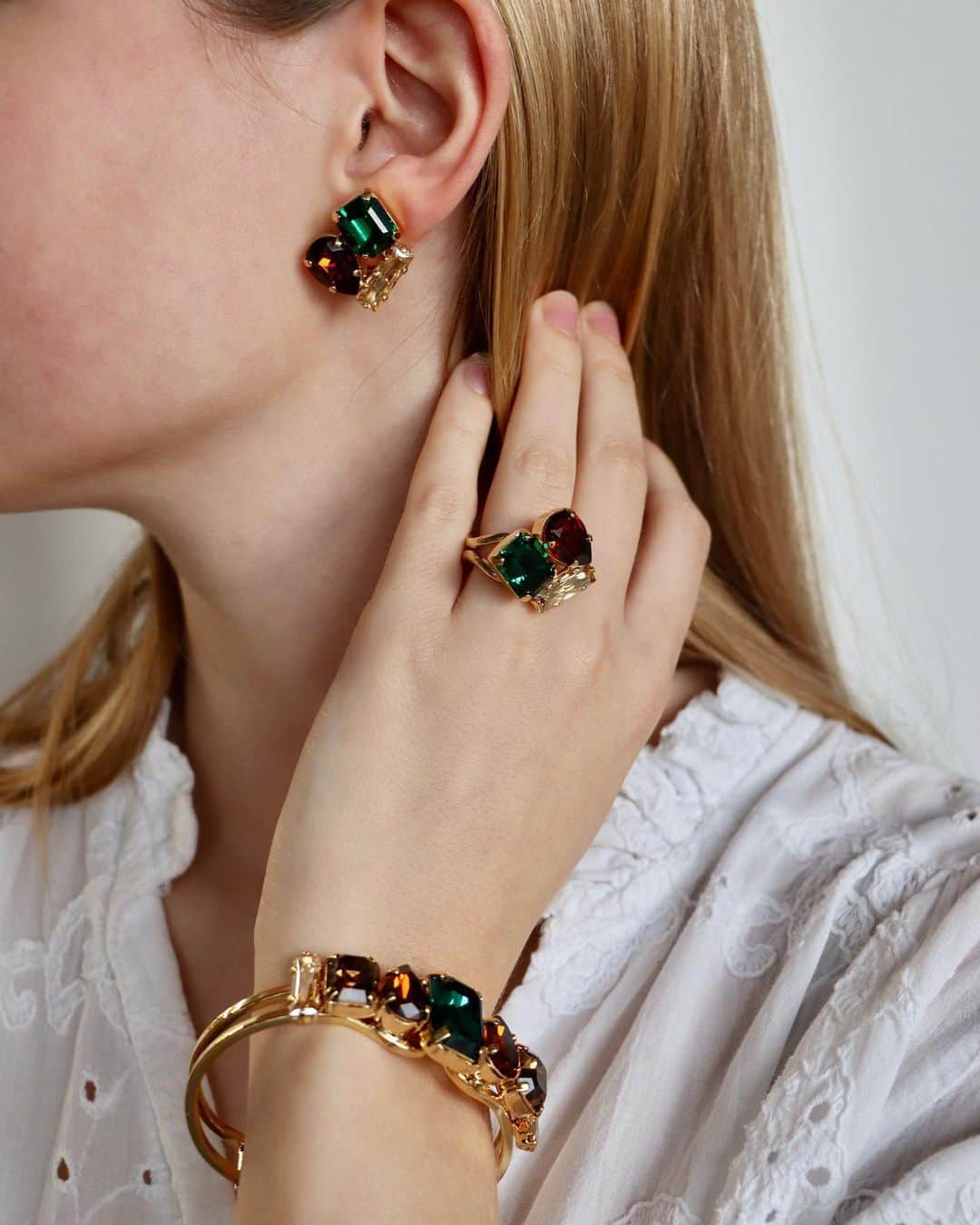 ロドリゴ ニューヨーク バイ ロドリゴ オタズのインスタグラム：「AMBER💥  Discover the amber set and much more on rodrigootazu.com   #otazu #jewelry #crystals #sale #inspo #fashion #new」