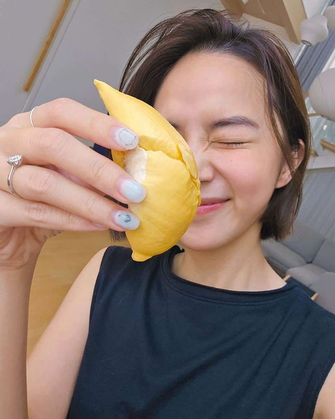 バイトゥーイ・ズワピットのインスタグラム：「อากาศ40องศากับทุเรียนพวงมณี ☺️」