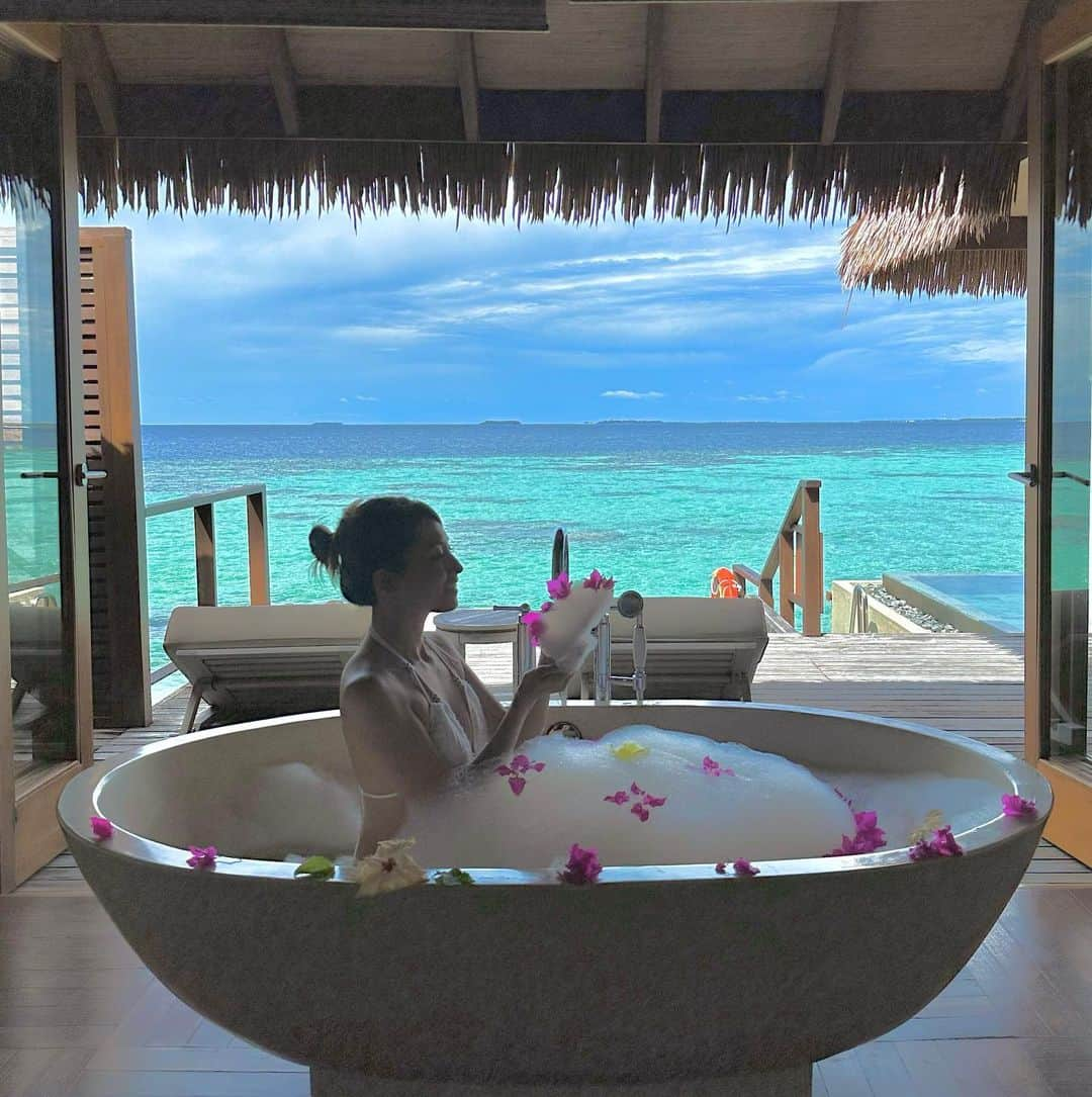 市原彩花さんのインスタグラム写真 - (市原彩花Instagram)「Bath time🌺  楽園バスタイム🛁🌺 部屋中良い香り🥰  こんな可愛い泡風呂もオーダー出来るアヤダモルディブ☺️ ハートの籠のフローティングブレックファーストとかもあったよ☺️🫶 専用アプリで、今日は何しようかな〜何食べようかな〜って見れて、専属バトラーさんにWhatsAppすれば全て叶うシステム🥹  #ayadamaldives#ayada#ayadamaldivesresort#アヤダモルディブ#モルディブ#Maldives#maldivesislands#水着#ビキニ#bikini#海外旅行#モルディブ旅行#モルディブ観光#maldivestrip#maldiveslovers#maldivestravel#水上コテージ#リゾートホテル#ヴィラ#泡風呂#Jacuzzi#villa#bubblebath#luxuryhotel#luxuryhotels #あーちゃんモルディブ」4月20日 19時15分 - ayaka_ichihara