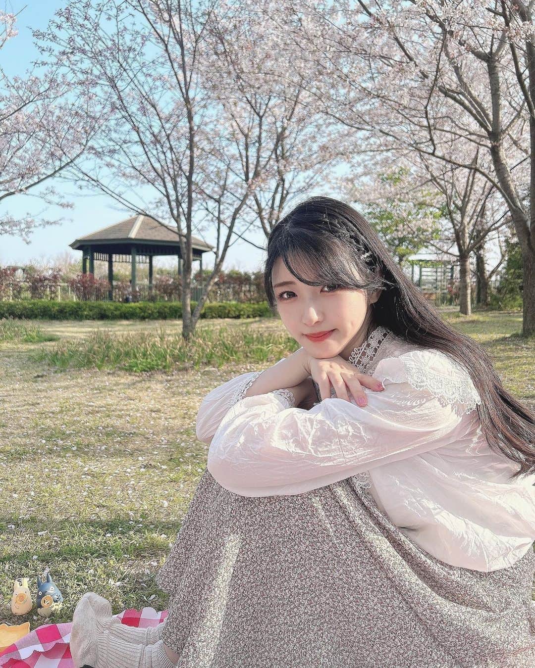 れみぱんのインスタグラム：「ずっと楽しみに見てたオーディション番組が今日終わる。そしてデビュー組が決まる。 推しが落ちたら病む。 みんな幸せになってくれ。🌸」