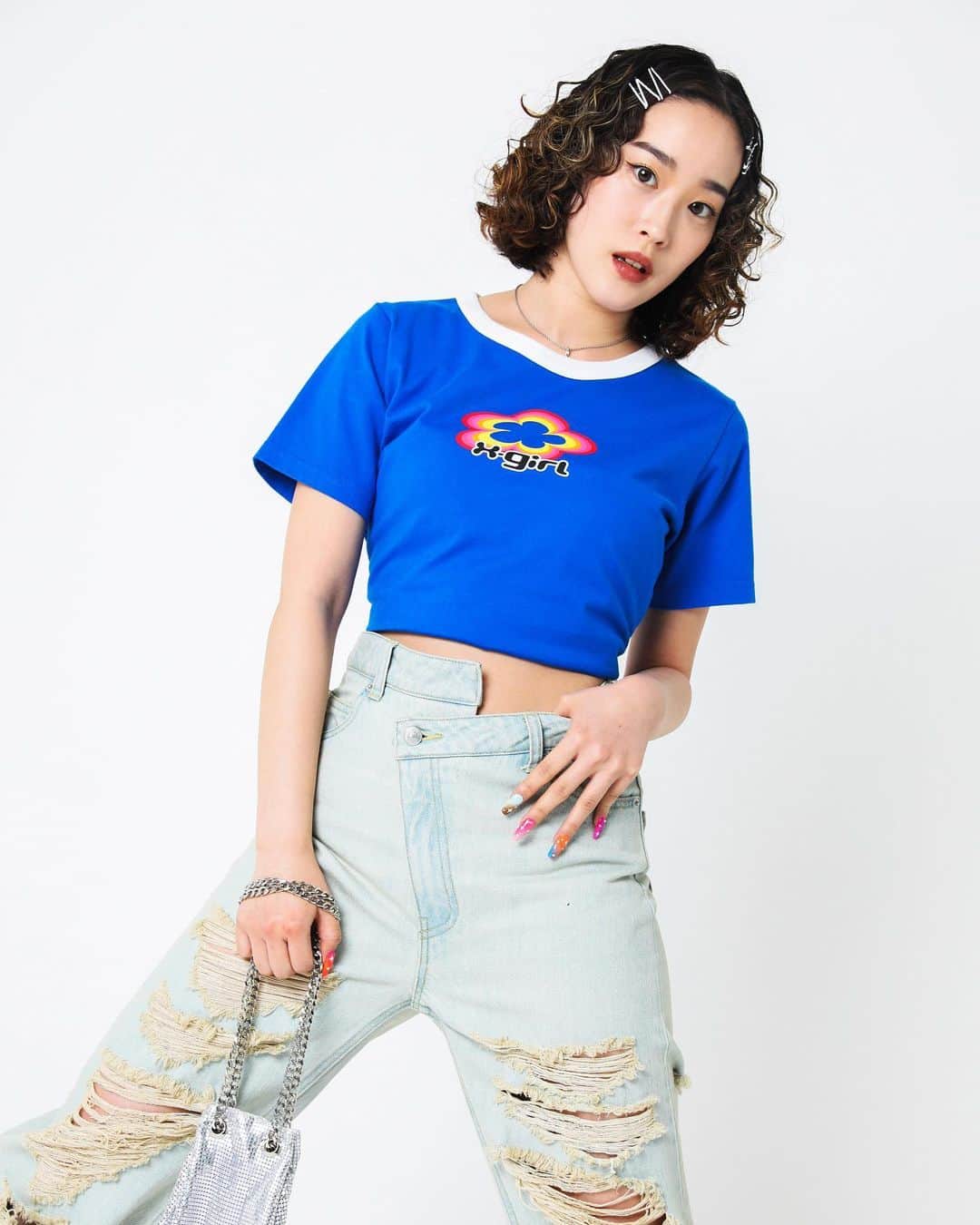 XGIRL_ootdのインスタグラム：「#xgirl_ootd   【 骨格ストレート 】 しっかりとした生地のTEEで上半身の厚みをカバーしてスッキリと。 デニムは縦ラインのダメージ加工で脚長効果抜群！  X-girl HARAJUKU STAFF @saino.46 162cm  ----------------------------------------------- ▪️FLOWER LOGO S/S RINGER CLASSIC TEE ￥6,050(税込) ▪️DISTRESSED DENIM PANTS ￥15,400(税込) ▪️MILLS LOGO METAL MESH BAG ￥8,250(税込) -----------------------------------------------  #xgirl #xgirljp #エックスガール #ストリートコーデ #ストリート系女子 #ストリート女子 #ストリートファッション #デニムコーデ #リンガーtシャツ #ハンドバッグ #骨格診断 #骨格ストレート #骨格ストレートコーデ」