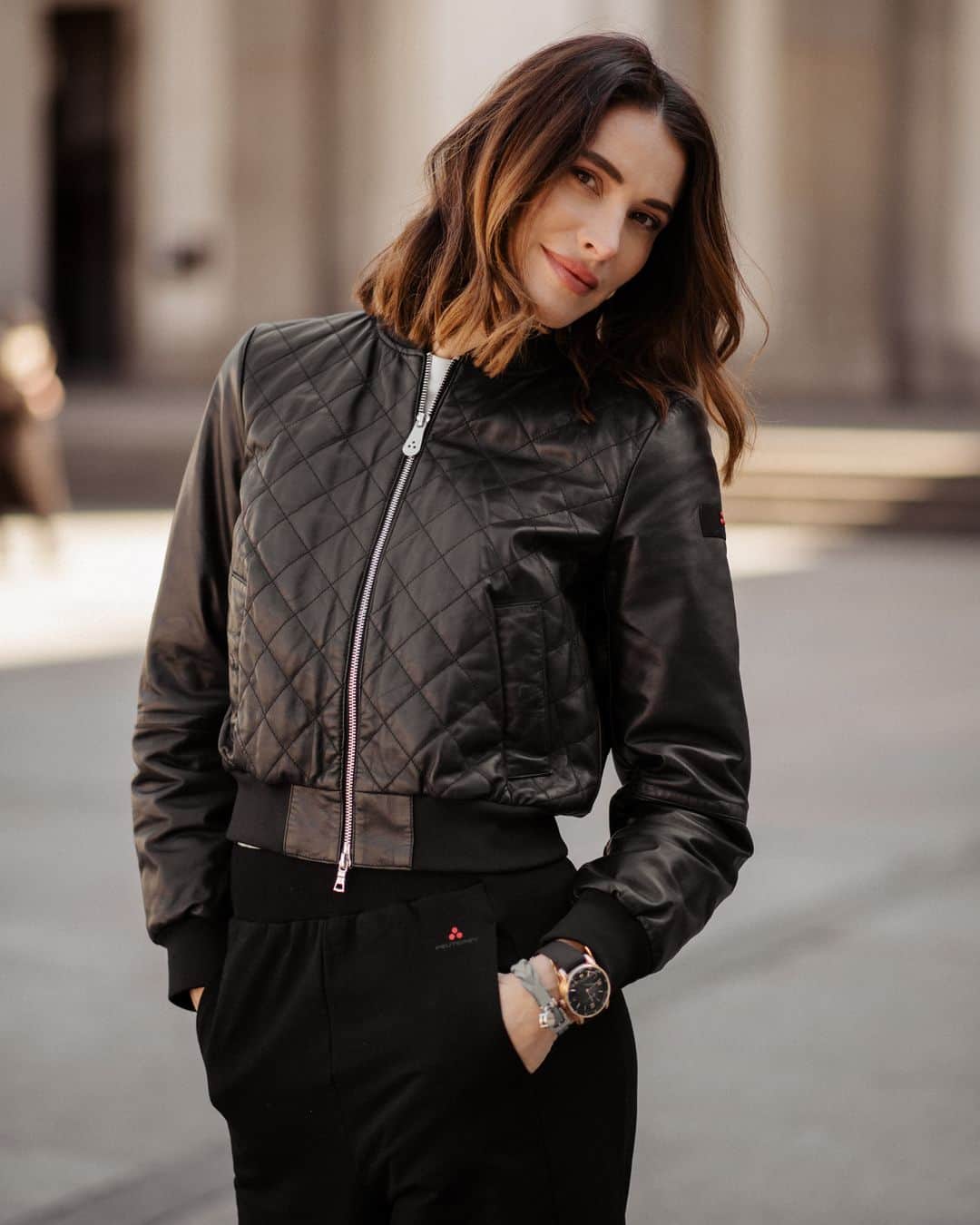 のインスタグラム：「@ludosauer shows a fierce and feminine attitude in the city with her Peuterey total look. #PeutereyAttitude」