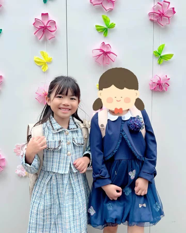 河内麻沙美のインスタグラム：「#入学式 🌸 ． ． だいぶ時差投稿😂‼️ りりちゃんが小学生になりました🎒✨ まだまだランドセルが歩いてる🤭💓 サイズ感がたまらなく可愛いです❤️ ． おめでとう✨ たくさん勉強して、たくさん遊んで、色んなこと吸収してね🌸 ． #入学式#小学生#おめでとう#ランドセル」