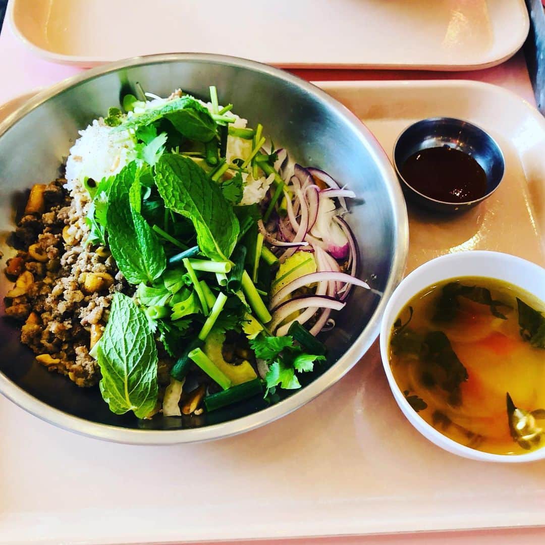 水谷さるころのインスタグラム：「ピポンペンで、豚そぼろのまぜごはんサラダ。魯肉飯もいいけどこれも美味しかった。そして、豆虎のソフトクリーム。うーん、このコンボ最高。」