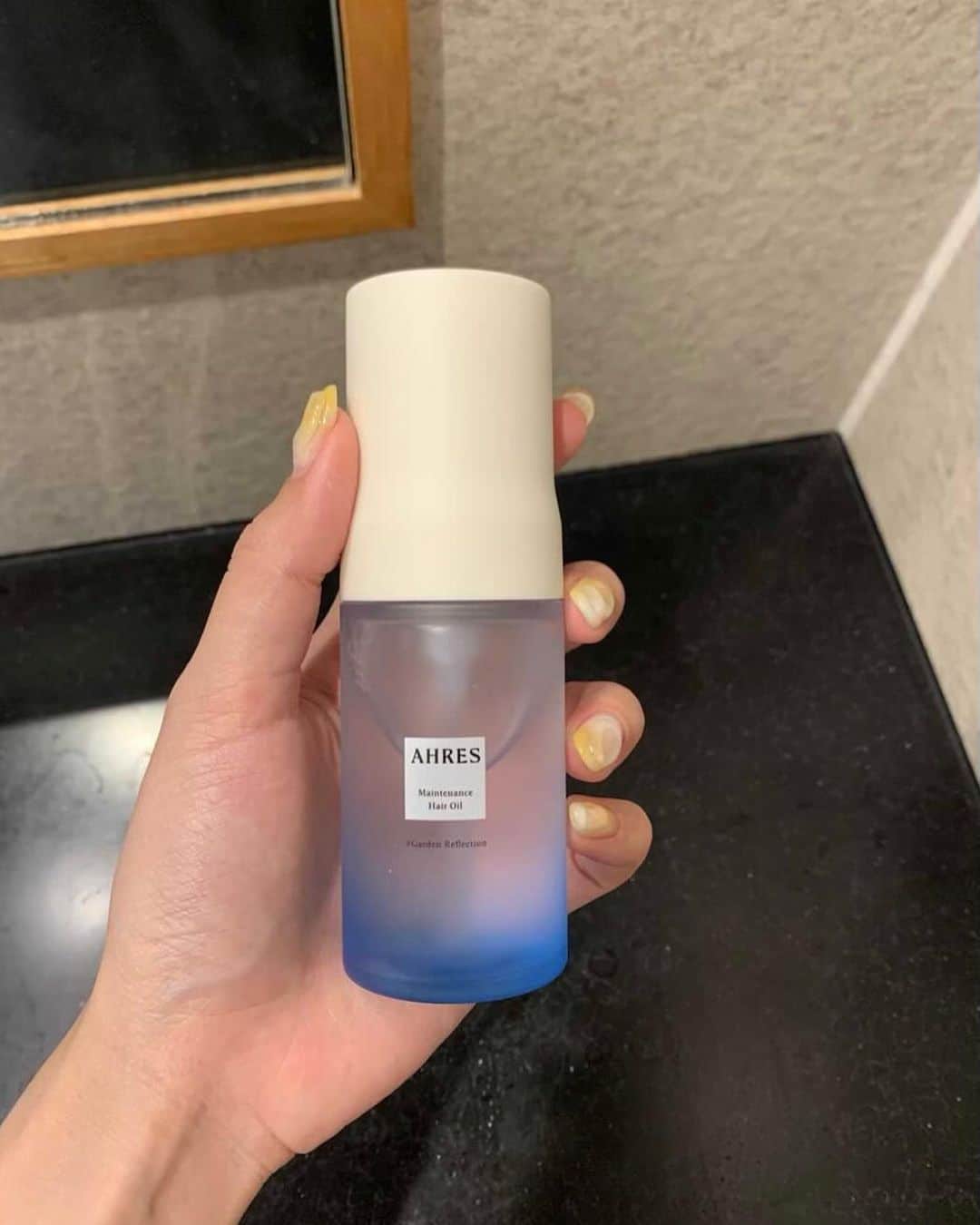 のインスタグラム：「. 最近お気に入りのヘアオイル🌿 ダメージ気になるけどドライヤー前にこれつけて乾かしたらつるんってなって助かってる🙇🏻‍♂️ ムスクの香りもよくて癒される🌿✨ 　　 #ahres #アーレス #ad」
