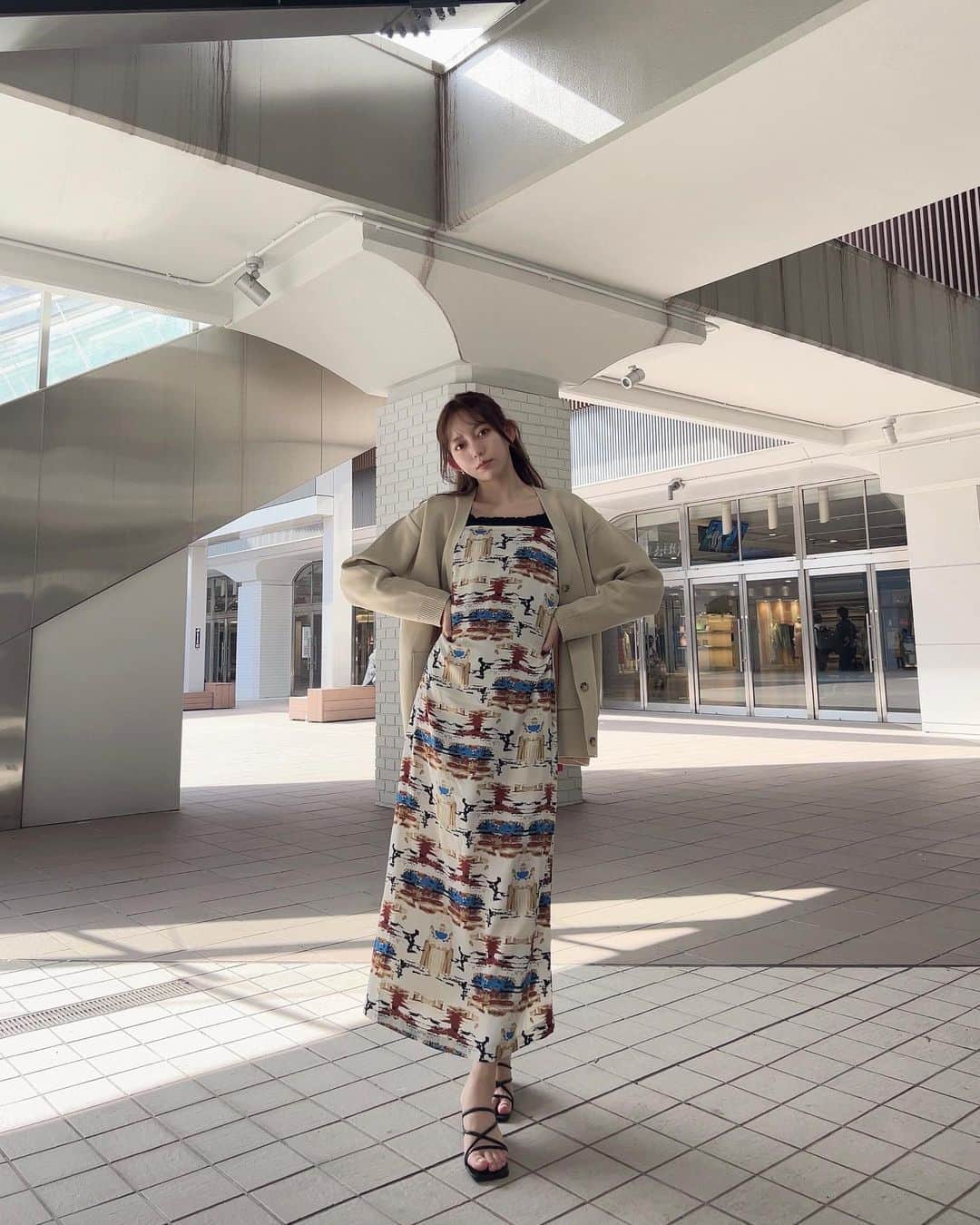 野島樺乃のインスタグラム：「🧜‍♀️ . . . 今年も流行るであろうキャミワンピ♡ 色使いがお気に入り . 今日の天気最高だったなあ . .  #ノジマノシフク  #キャミワンピ #春服  #夏服  #jeudi @jeudi.closet」