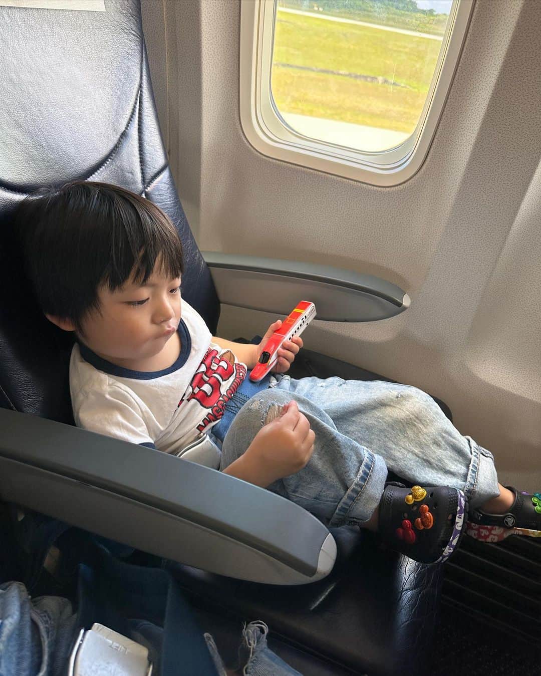 高橋由真さんのインスタグラム写真 - (高橋由真Instagram)「✈️☁️✈️☁️✈️☁️  ちーくん初めての飛行機♡ 怖がったりするのかなー？とか思ったけど 全然怖がることなく 離陸の時はびゅーーーーん！って言ってた🤣ｗ  帰りは離陸の前に寝ちゃって ママの手首が死にました😇ｗｗ  ちなみに。帰りの便は成田行きに乗るお客様が私たち以外いなくて 飛行機が貸切状態になりました😳❣️  そんなことあるんだ…！と、初めての体験！！ それでも飛んでくれた航空会社に感謝🙏💓  でも４時間でもちーくんは着く頃には飽きてたなあ😇ｗ 子連れ(自我が芽生えてから)の長時間の飛行機は大変そう🛫  #飛行機 #airplane #✈️」4月20日 19時22分 - yumachi1021