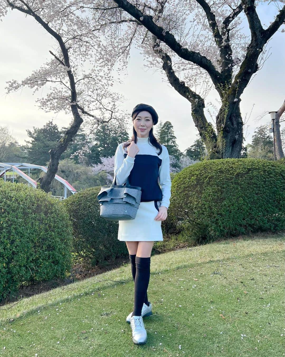 ImotoEtsuyo さんのインスタグラム写真 - (ImotoEtsuyo Instagram)「#こんばんは  ・ #時差投稿  ・ 桜が綺麗だった頃のゴルフ。 #習志野カントリークラブキングコース  ・ こちらのゴルフ場は 去年も同じ時期に行きました。 #桜 が綺麗なゴルフ場です🌸 ・ 桜を見ながらのラウンドは 癒されますね。 ・ この日、午前は調子良くて 100切れそうだねと 皆に言って貰えて喜んでいたら 午後から別人のようになりました。 ・ 自分もビックリ‼️ でも、それが今の実力です。 ・ ・ この日の #ゴルフウェア も @lanvin_sport_official  ・ #帽子 #カートバッグ  #ウェア  全て @lanvin_sport_official  #lanvinsport  #ランバンスポール ・  @lanvin_sport_official  #ゴルフ #golf  #ゴルフコーデ  #ゴルフファッション #golfwear  #ゴルフ女子」4月20日 19時23分 - bisuhada