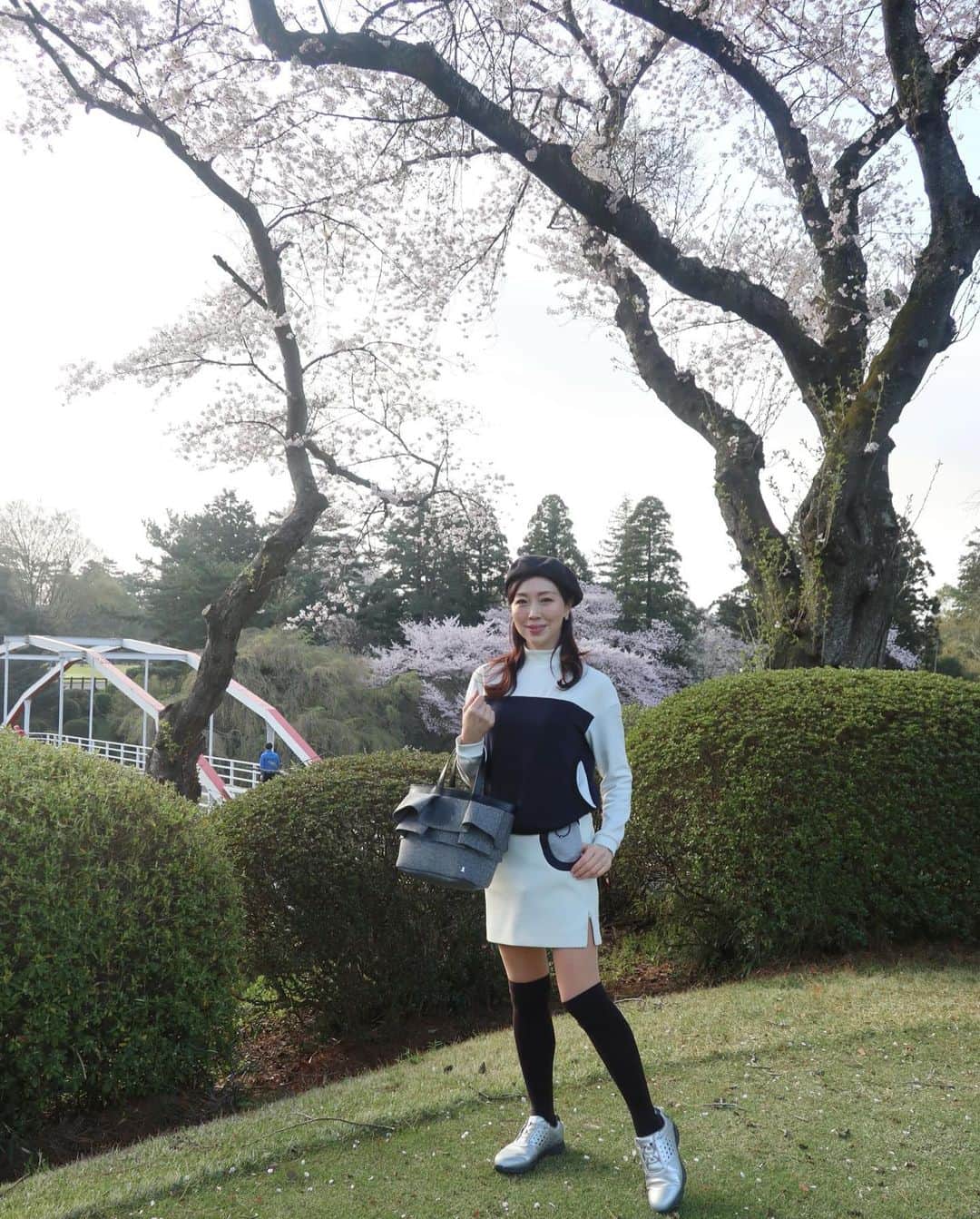 ImotoEtsuyo さんのインスタグラム写真 - (ImotoEtsuyo Instagram)「#こんばんは  ・ #時差投稿  ・ 桜が綺麗だった頃のゴルフ。 #習志野カントリークラブキングコース  ・ こちらのゴルフ場は 去年も同じ時期に行きました。 #桜 が綺麗なゴルフ場です🌸 ・ 桜を見ながらのラウンドは 癒されますね。 ・ この日、午前は調子良くて 100切れそうだねと 皆に言って貰えて喜んでいたら 午後から別人のようになりました。 ・ 自分もビックリ‼️ でも、それが今の実力です。 ・ ・ この日の #ゴルフウェア も @lanvin_sport_official  ・ #帽子 #カートバッグ  #ウェア  全て @lanvin_sport_official  #lanvinsport  #ランバンスポール ・  @lanvin_sport_official  #ゴルフ #golf  #ゴルフコーデ  #ゴルフファッション #golfwear  #ゴルフ女子」4月20日 19時23分 - bisuhada