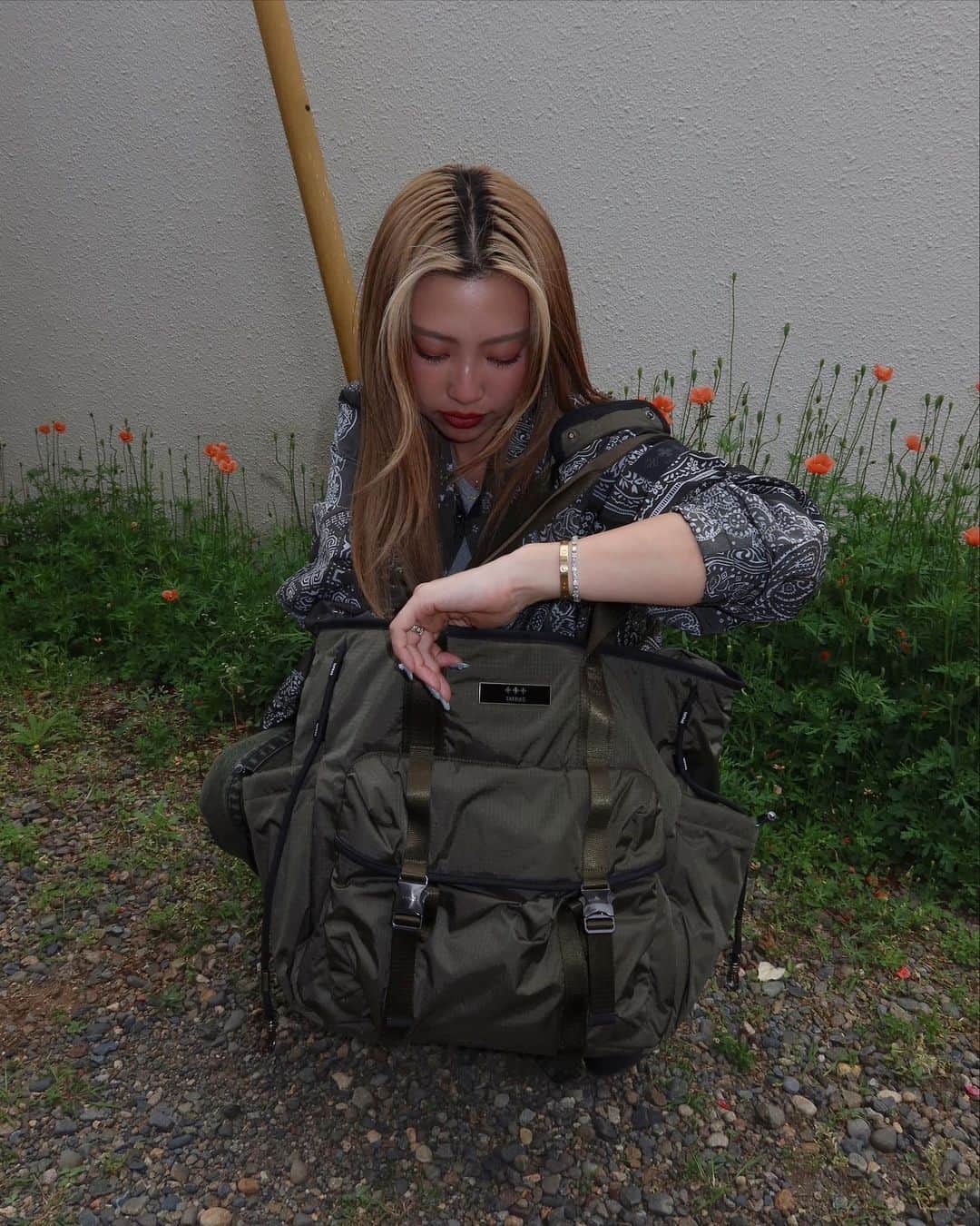 植野有砂さんのインスタグラム写真 - (植野有砂Instagram)「New bag from @tatras_official ✨🌼たっっくさん入ってポケットもいっぱいで軽くて最高なタトラスの新作バッグ😙🤍 旅行や、荷物の多いとき、マザーズバッグにも良さそう🤍 マイルズに取られないように注意しよう🫡笑 ちなみにジャケットはリバーシブルなの！こちらもタトラスのもの😙✨ #tatras #タトラス」4月20日 19時24分 - alisaueno