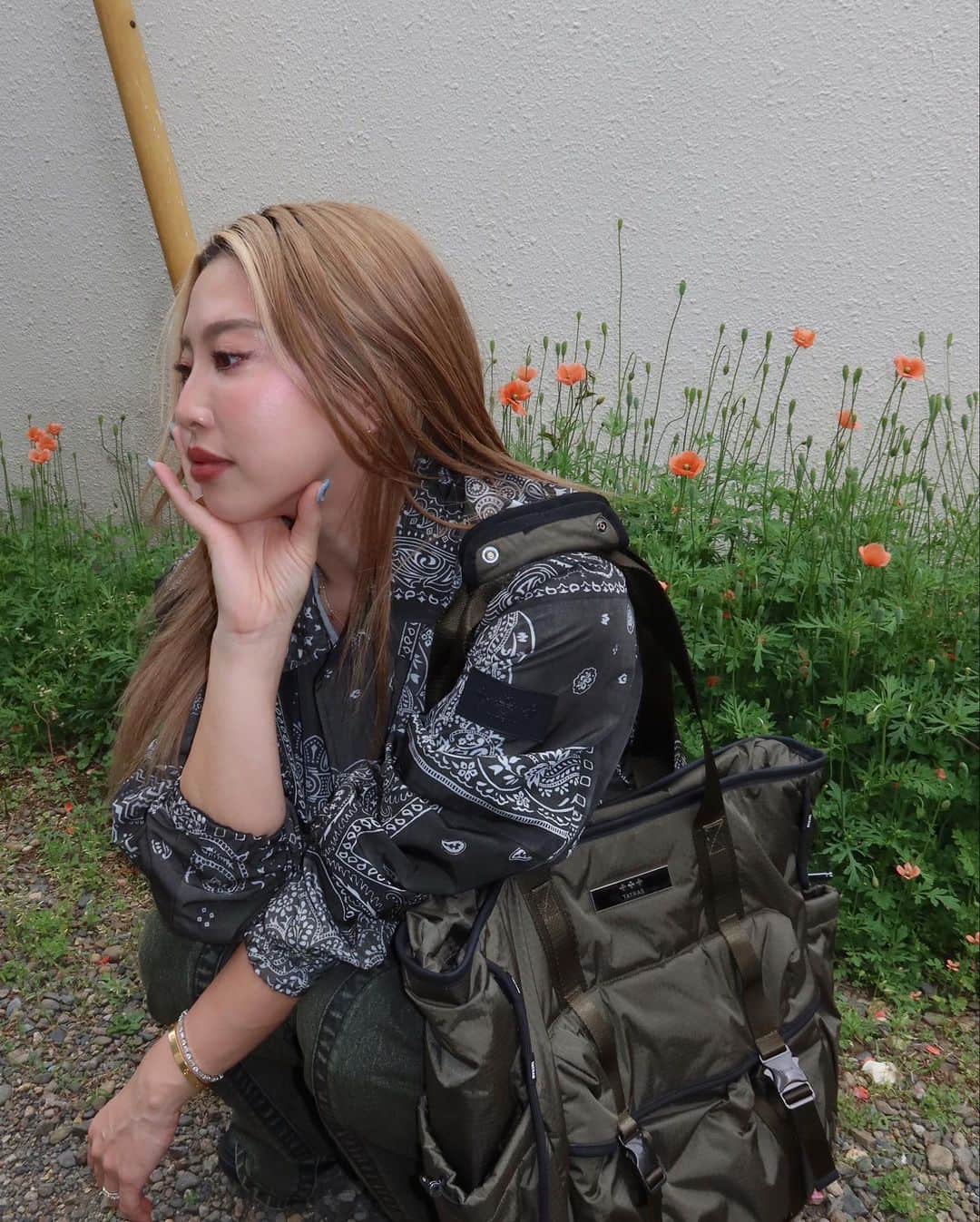 植野有砂のインスタグラム：「New bag from @tatras_official ✨🌼たっっくさん入ってポケットもいっぱいで軽くて最高なタトラスの新作バッグ😙🤍 旅行や、荷物の多いとき、マザーズバッグにも良さそう🤍 マイルズに取られないように注意しよう🫡笑 ちなみにジャケットはリバーシブルなの！こちらもタトラスのもの😙✨ #tatras #タトラス」