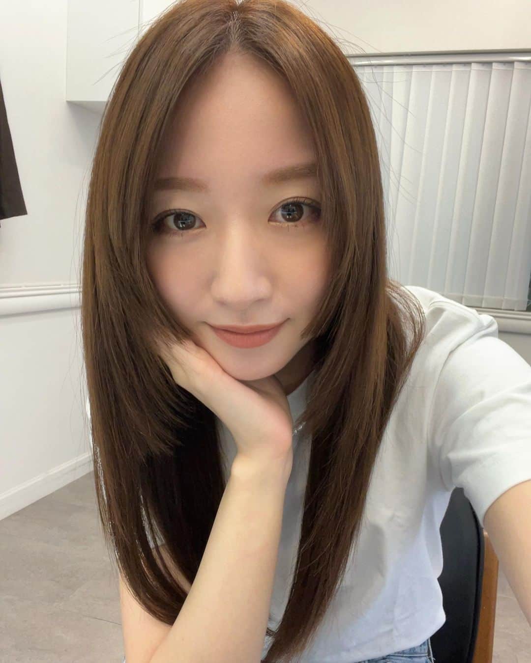 鹿沼憂妃のインスタグラム：「🍊🤎🍊🤎 気分変えたくて髪色チェンジー！ あたしにしてはめずらしく？暖色系で、 めちゃくちゃかんわいい色にしてもろた🥺  ライト当たるとまた違う感じで それもかわいいきゅん（3.4枚目）  @log_kenjikarasawa  @log_ryunosuke630  超絶お気に入りです🫶🏻ありがとううう💖」