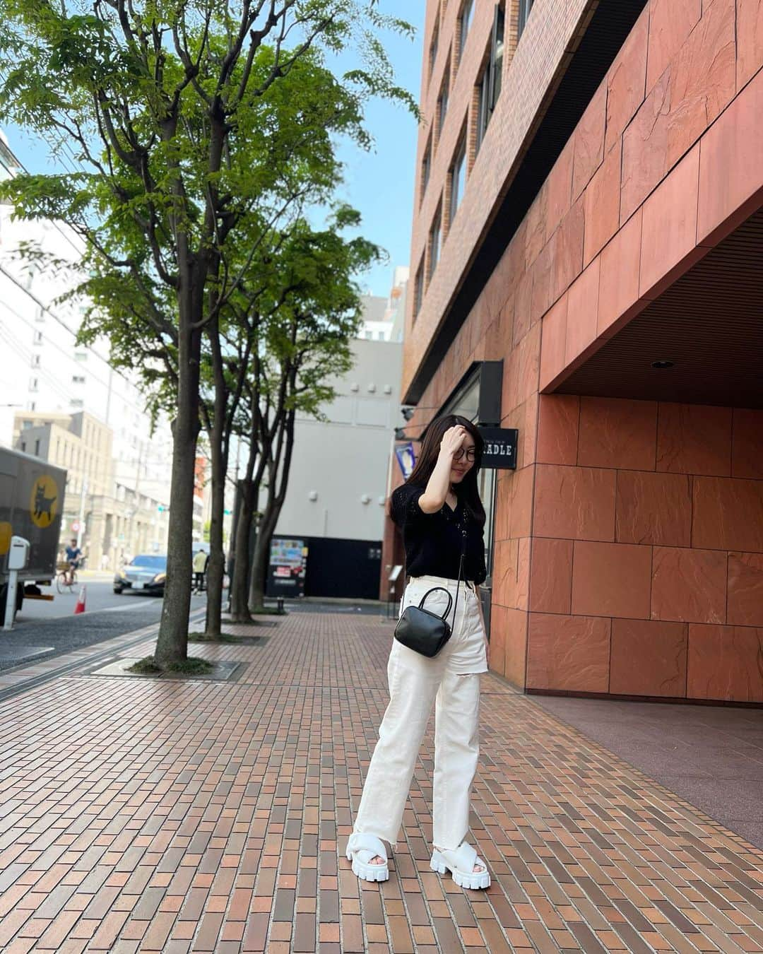 大野真理子のインスタグラム：「tops #drawer pants #yanuk ✖︎ iena shoes #prada bag @myweakness_official   いつも気を利かせて不意打ち動画も撮ってくれるプレス @ayak810  😆」