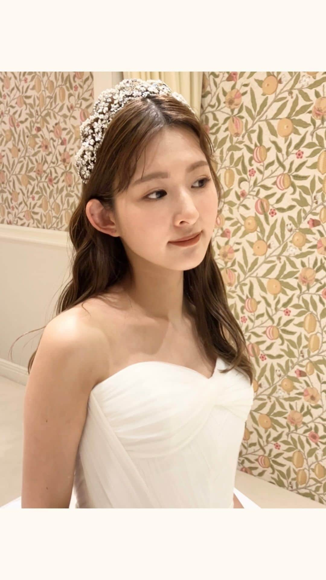 FioreBiancaのインスタグラム：「* About  Tiara🤍 おすすめのTiaraのスタイリングをご紹介いたします🕊️  ふんわりと巻いたダウンヘアに 存在感のあるティアラを合わせて イヤリングは小ぶりなものをセレクト フェミニンな花嫁スタイルはいかがでしょうか？  Tiara1 No.06-8228  Tiara2 No.06-8225  Tiara3 No.06-8233  Brand/Maria Elen(マリアエレナ) @mariaelenaheadpiecesau   #ウェディングヘア  #ウェディングヘアスタイル #アクセサリー #ウェディングアクセサリー #パール #パールアクセサリー #ティアラ #ウェディングティアラ #サークルティアラ #ティアラヘア #ティアラアレンジ #マリアエレナ #mariaelena #jenniferbehr  #fiorebianca #fiorebianca_wedding  #フィオーレビアンカ花嫁 #プレ花嫁」