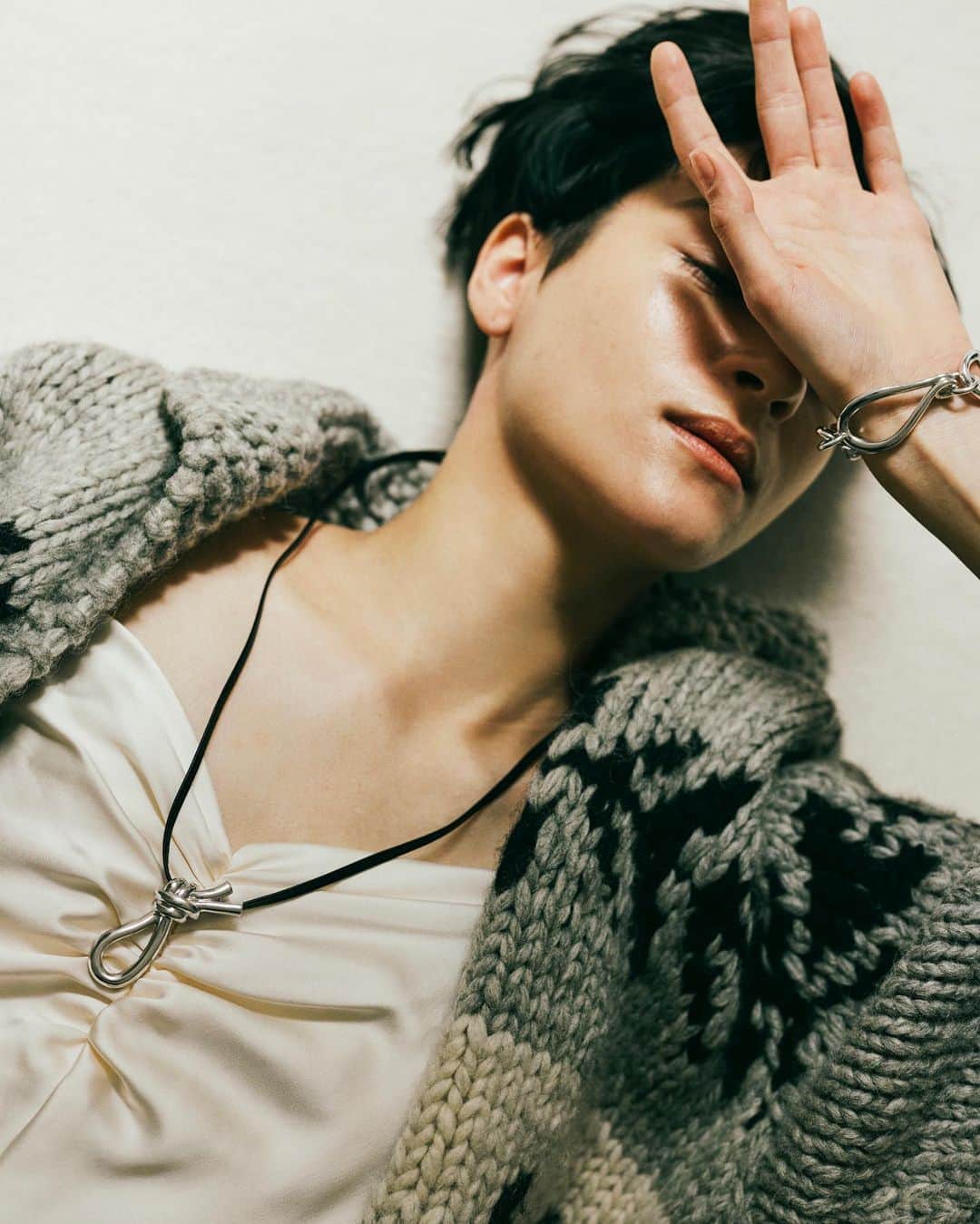 朝倉 豊のインスタグラム：「styled and directed for @noeud_u  2022 autum & winter  photo: @ph.satoshikuronuma  model: @chrnn_  hairmake: Tomoko Kaelwamura  #noeudu」