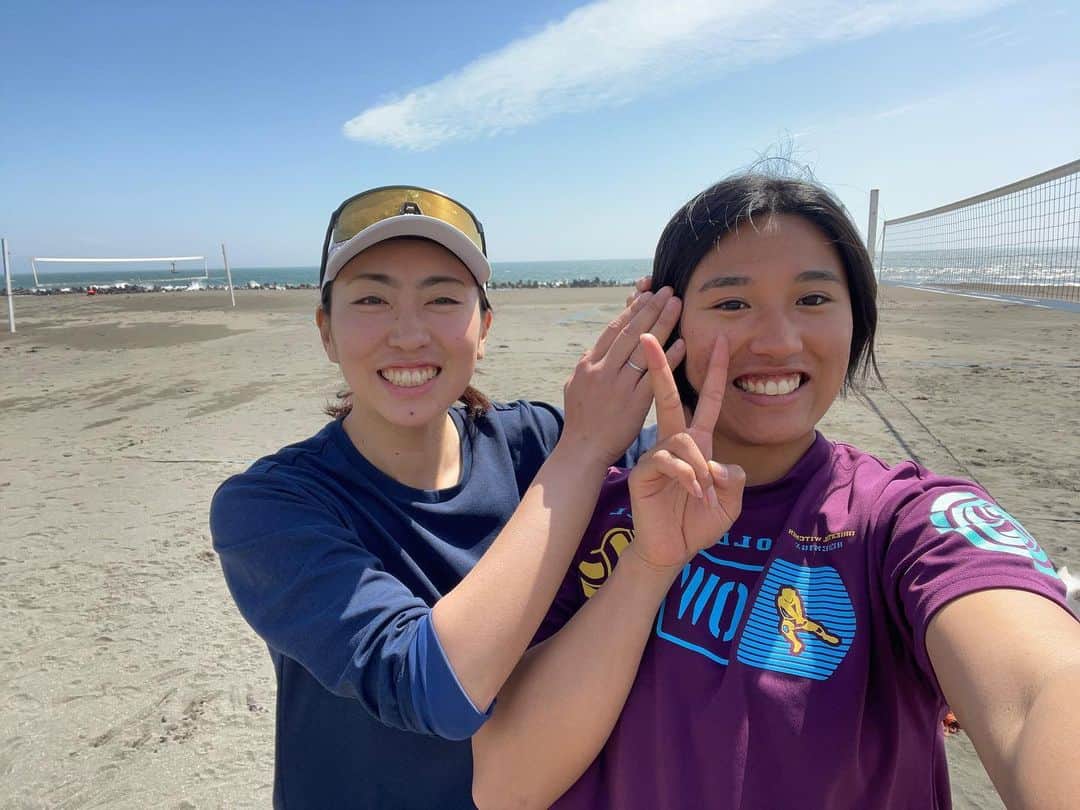 鈴木千代のインスタグラム：「4月は新しいことが始まる月🌸 私も新しいチャレンジが始まりました！ プレイヤーとしてだけでなく コーチとしてコーチングも取り組んでおります🫡❤️‍🔥  選手がなりたい理想像や目標に向けて ティーチングではなくあくまで 提案ベースのコーチング(導く)になるように そしてビーチバレーという競技を選んでよかったと思ってプレーしてもらえるように、 私も日々学ぶ事がいっぱいです。  本業のWebマーケティングの方でも新卒の方が入社されたので 日々業務の引き継ぎやレクチャーなどしており  ビジネスもスポーツも両方で伝える立場になりつつあります😳  時間が足りない、1週間が一瞬で過ぎ去る日々ですが 今しか出来ない事を楽しんで取り組みたいと思います🥳  今週末はプレイヤー(選手)として サテライト浜松大会に出場します🏐」