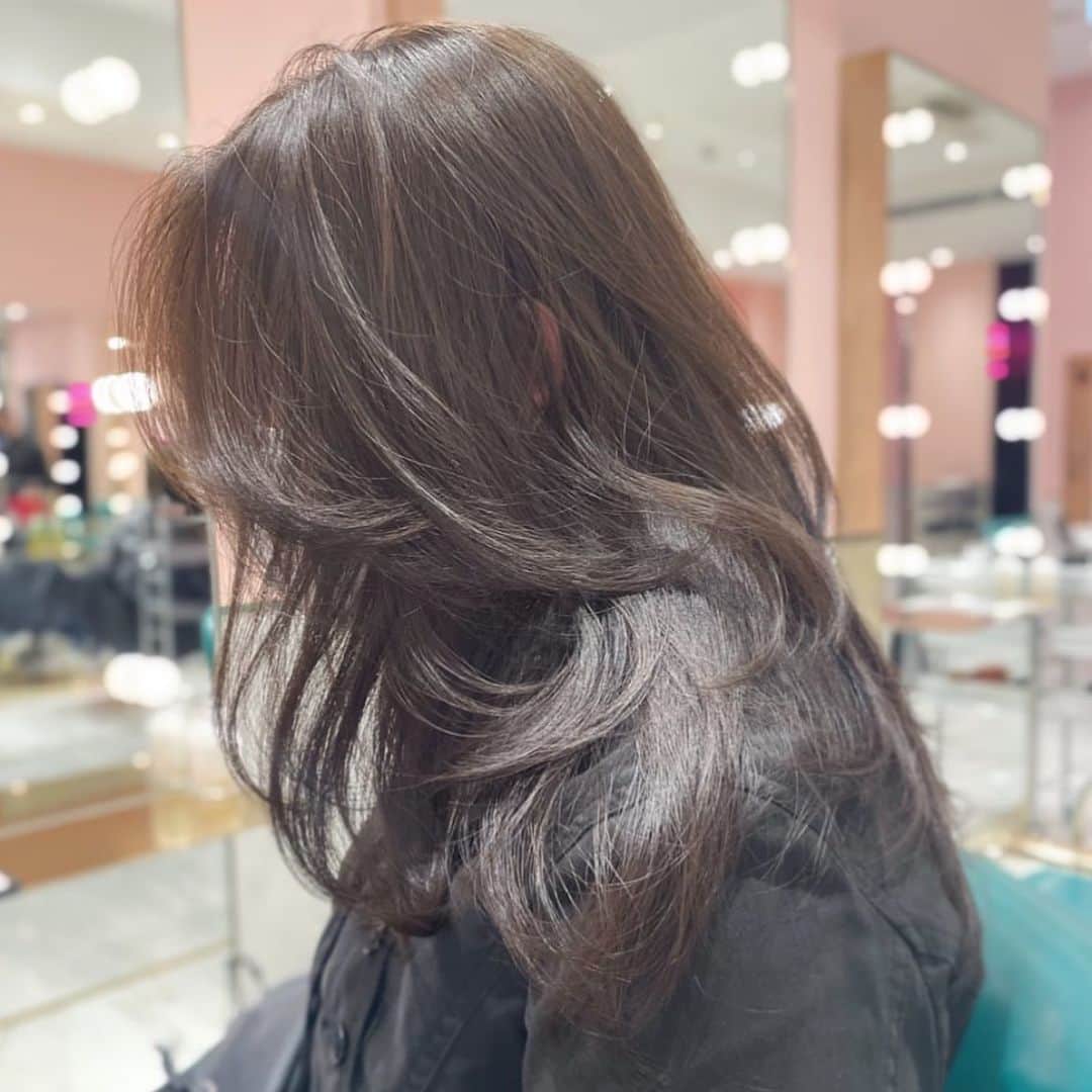 原涼香のインスタグラム：「大人気カラー!! 𝙣𝙪𝙙𝙚 𝙗𝙧𝙤𝙬𝙣 🤎✨ 赤味のない透明感カラーに ワンカールで可愛くなるレイヤーカット✔︎ ㅤㅤㅤㅤㅤㅤㅤㅤㅤㅤㅤㅤㅤㅤㅤㅤㅤㅤㅤㅤㅤㅤㅤㅤㅤㅤㅤㅤㅤㅤㅤㅤㅤㅤㅤㅤㅤㅤㅤ menu... ● カット ● プレミアムケアカラー ● バイカルテトリートメント ㅤㅤㅤㅤㅤㅤㅤㅤㅤㅤㅤㅤㅤ 春ヘアー是非お任せください♡ ㅤㅤㅤㅤㅤㅤㅤㅤㅤㅤㅤㅤㅤㅤㅤㅤㅤㅤㅤㅤㅤㅤㅤㅤㅤㅤㅤㅤㅤㅤㅤㅤㅤㅤㅤㅤㅤㅤㅤㅤㅤㅤㅤㅤㅤㅤㅤㅤㅤㅤㅤㅤ ㅤㅤㅤㅤㅤㅤㅤㅤㅤㅤㅤㅤㅤ  ㅤㅤㅤㅤㅤㅤㅤㅤㅤㅤㅤㅤㅤ ㅤㅤㅤㅤㅤㅤㅤㅤㅤㅤㅤㅤㅤ  ㅤㅤㅤㅤㅤㅤㅤㅤㅤㅤㅤㅤㅤ #SHIMA#韓国ヘア#韓国スタイル#海外ヘア#ハイトーン#ブリーチカラー#ブリーチなしカラー#グレージュ#ベージュ#オリーブグレージュ#オリーブカラー#ラベンダーグレージュ#ラベンダーカラー#透明感カラー#銀座美容室#銀座美容院#ワンホンヘア#ワンホン#暗髪#시스루뱅#레이어컷#레이어드컷」