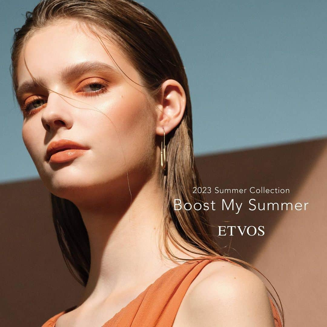 ETVOS　さんのインスタグラム写真 - (ETVOS　Instagram)「🌞ご予約受付開始🌞 ETVOS 2023 summer collection "Boost My Summer"  オレンジの血色で、ヘルシーな輝きを。 ブラウンの陰影で、センシュアルな横顔に。  高揚感と洗練を纏った大人のサマーメイクが、 夏空の下であなたの魅力をブーストさせます。  日差しのようにポジティブなニュアンスが、 自分の周囲にまで伝わるピースフルな波動となるように。  最高の夏のはじまりを表情に予感させる、 エトヴォス 2023 夏コレクションをお届けします。  🧡 ETVOS公式オンラインストア、 ETVOS STORE(直営店舗)にてご予約受付中。 5月2日（火）全国発売。 🤎  ------------------------------ #etvos #エトヴォス #石けんオフメイク #敏感肌 #ミネラルコスメ ------------------------------   #新作 #新発売 #新作コスメ #ナチュラルコスメ #敏感肌コスメ #美容好き #おすすめコスメ #お気に入りコスメ #石けんオフコスメ #石鹸落ちコスメ #天然由来成分 #国産コスメ #夏コスメ  #夏メイク #アイメイク #チーク #オレンジメイク #ブラウンメイク #サマーコレクション #チーク #アイシャドー #リップ #アイブロウ #ハイライト #シェーディング」4月20日 19時45分 - etvos.jp