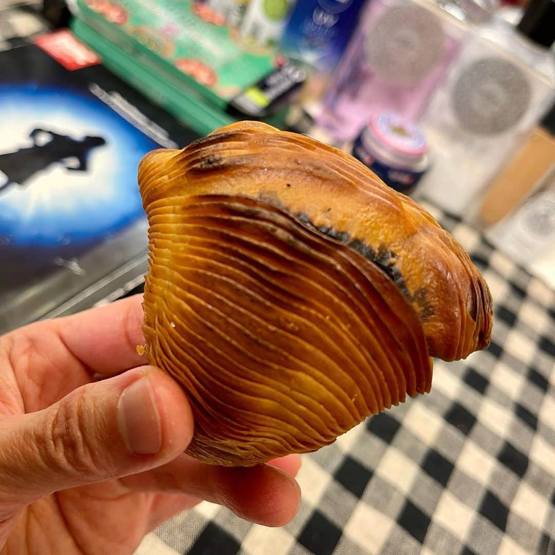池田有希子のインスタグラム：「『マチルダ』お陰様で無事再開致しました ❣️ありがとうございます❣️このまま大千秋楽まで到達できますよう🙏 これはヒカリエ地下で買った名前を覚えられないイタリア菓子スフォリアテッラ。御観劇にこんな楽しみをプラス出来るのがシアターオーブの良いところ。皆様是非『マチルダ』へお越し下さい📚❤️  #matildathemusical #dressingroomsnack #theaterlife #sfogliatella」