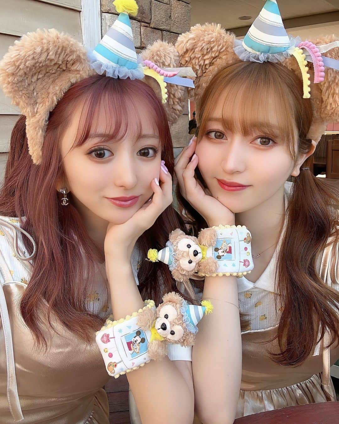 ひなたろす（佐原ひなた）さんのインスタグラム写真 - (ひなたろす（佐原ひなた）Instagram)「ダッフィーコーデ🐻♡  おそろいversionも載せておこう🫶 この写真お気に入り🤩🤳 　  #disneysea #お揃いコーデ #ディズニーコーデ #disneyland #お揃いディズニー #シミラールック #ペアルック #淡色コーデ #ベージュカラー #ダッフィー #ダッフィーコーデ #40周年 #ディズニー40周年 #ディズニーカチューシャ #ダッフィーフレンズ　#ディズニーシー　#ディズニーランド」4月20日 19時39分 - saharahinata