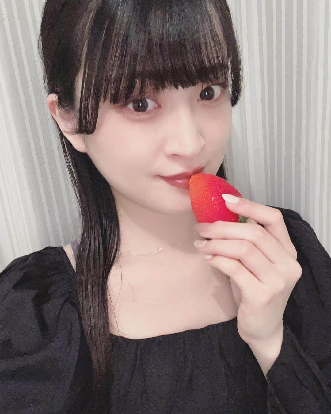 彩永あいりのインスタグラム：「. 苺たべたよってだけの自撮り。」