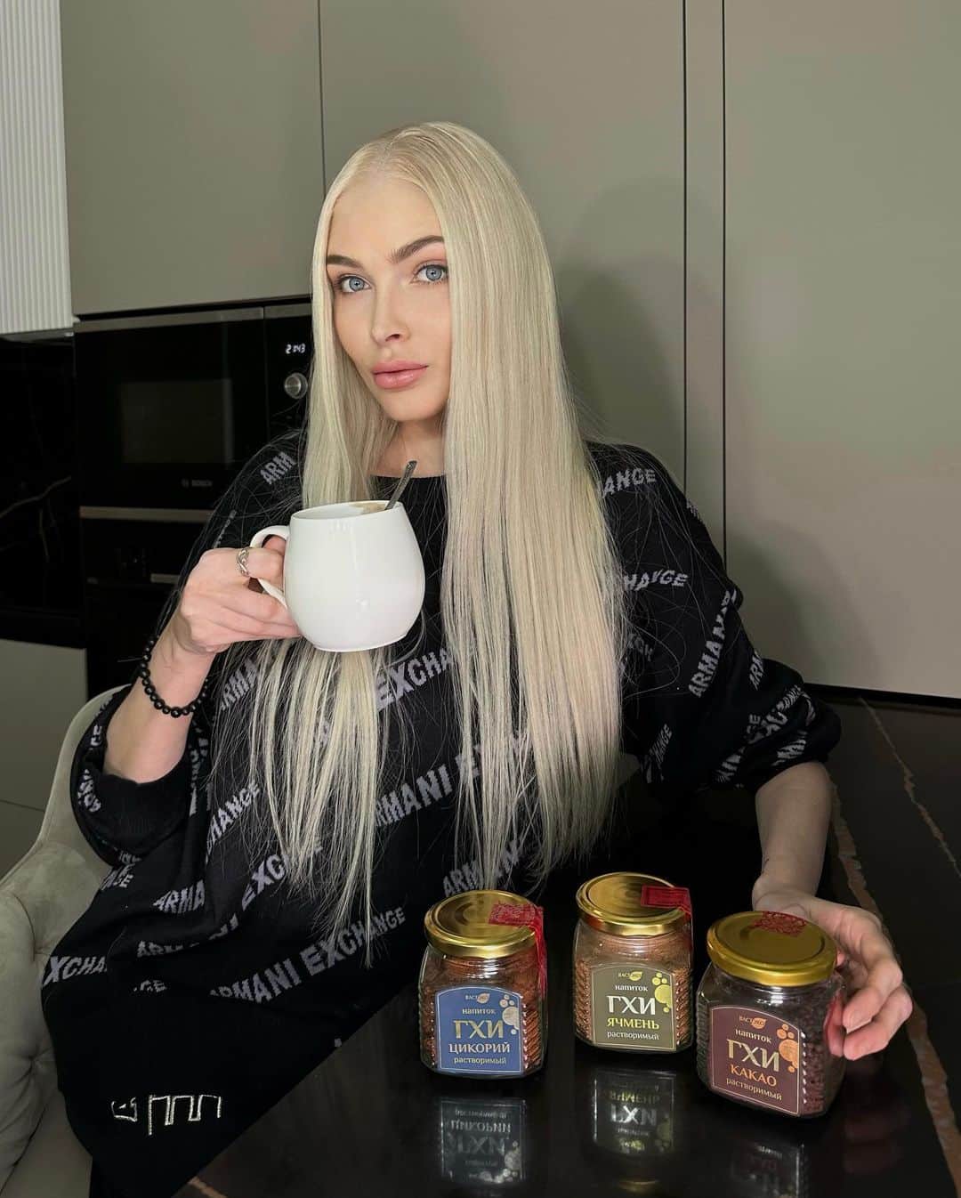 Alena Shishkovaのインスタグラム：「Забота о себе начинается с малого. Для меня это не только про ежегодные чек-апы и поездки в health-центры, но и про ежедневные привычки или ЗОЖ-открытия, которые помогают поддерживать здоровье организма. И одним из таких для меня стало Масло Гхи!   Не зря его называют «жидким золотом» — оно содержит Омега 3 и 6, масляную и линолевую кислоты, витамины А, Е, Д. А чтобы принимать было его еще приятнее, компания ВАСТЭКО (@polba_vasteco) на его основе создали уникальные напитки — вкусные, полезные и полные витаминов!  Гхи Ячмень — для профилактики простуды и гриппа. У него еще интересный эффект - после него приятное ощущение сытости появляется. Гхи Цикорий — вместо утренней чашки кофе для продуктивного дня, если пить кофе уже не хочется по самым разным причинам. Гхи Какао — для хорошего настроения. А у этого напитка заметный согревающий эффект - неожиданно и приятно.  Готовить их просто: залил 2-3 столовых ложки горячей водой и готово. Минимум усилий — максимум пользы и вкуса, все как мы любим ☺️  Согласитесь — быть здоровым и полным сил легче, если заботиться об организме ежедневно, а не «когда надо». И напитки ВАСТЭКО определенно в этом помогают. Они доступны на Озоне и Вайлдбериз — теперь здоровую жизнь можно начать прямо сегодня, не откладывая «на завтра» 😉」