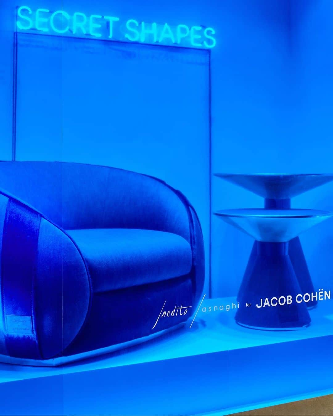 Jacob Cohenさんのインスタグラム写真 - (Jacob CohenInstagram)「A tribute to the iconic blue denim. Discover Inedito/Asnaghi for Jacob Cohën – Secret Shapes Collection. Milan Design Week – 17/26th April 2023 Jacob Cohën store, Via della Spiga 29  #IneditoAsnaghiforJacobCohën #SecretShapes  #JacobCohën」4月20日 19時42分 - jacobcohen_official