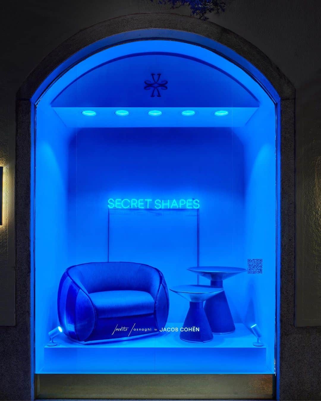 Jacob Cohenのインスタグラム：「A tribute to the iconic blue denim. Discover Inedito/Asnaghi for Jacob Cohën – Secret Shapes Collection. Milan Design Week – 17/26th April 2023 Jacob Cohën store, Via della Spiga 29  #IneditoAsnaghiforJacobCohën #SecretShapes  #JacobCohën」