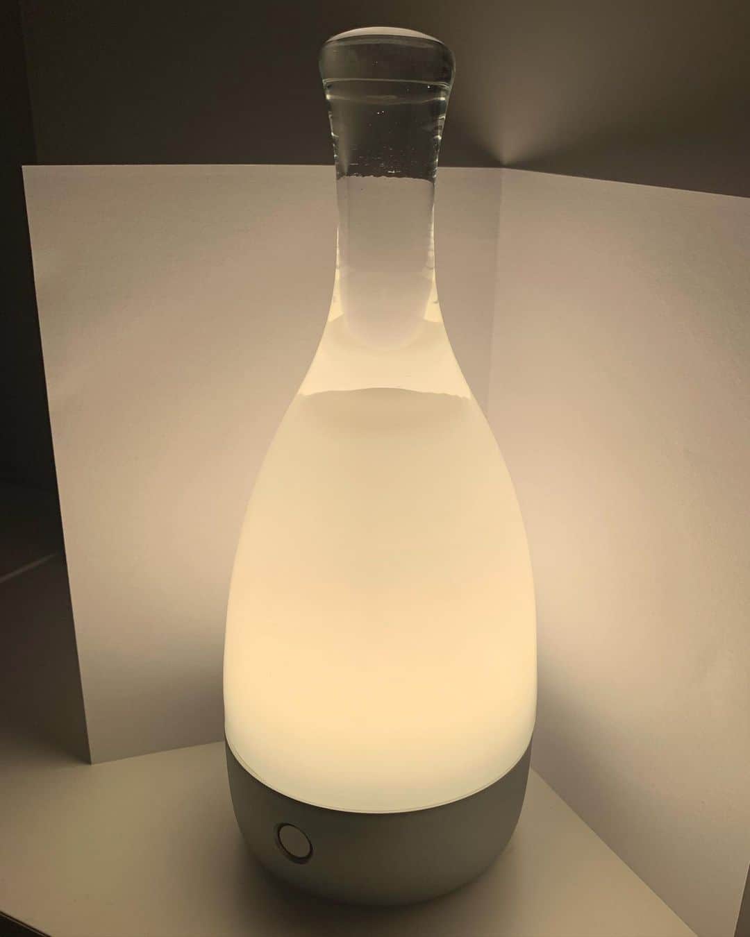 Omotecho Style Storeさんのインスタグラム写真 - (Omotecho Style StoreInstagram)「Ambientec（アンビエンテック） Bottled（ボトルド）  名前の通り、ボトルデザインのアンビエンテックのライトです。 本体下部の丸いタッチセンサーに触れるごとに灯りの強さを調節（調光）できます。 ＊4段階に調光可能。  #アンビエンテック #アンビエンテックボトルド #ライト #ボトル #インテリア #インテリア雑貨」4月20日 19時44分 - omotechostylestore