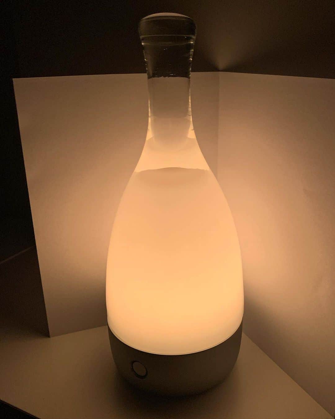 Omotecho Style Storeさんのインスタグラム写真 - (Omotecho Style StoreInstagram)「Ambientec（アンビエンテック） Bottled（ボトルド）  名前の通り、ボトルデザインのアンビエンテックのライトです。 本体下部の丸いタッチセンサーに触れるごとに灯りの強さを調節（調光）できます。 ＊4段階に調光可能。  #アンビエンテック #アンビエンテックボトルド #ライト #ボトル #インテリア #インテリア雑貨」4月20日 19時44分 - omotechostylestore
