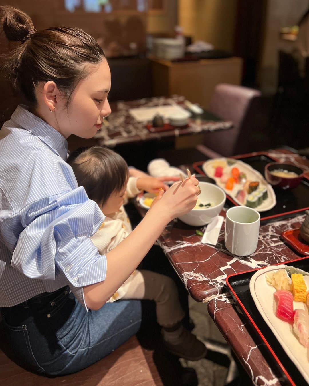 猪鼻ちひろさんのインスタグラム写真 - (猪鼻ちひろInstagram)「👶🏻👧🏻💘 念願の @__macoto ちゃんと初ランチ。 ななな、なんと @cenci_official を履いてきてくれていて、 偶然にもお揃いに♡嬉しい鳥肌よ  macoちゃんは152cmで小柄仲間なのだけれど、 こんなにサイズの合うパンツない！と断言してくれて、 もうその言葉と履いてくれてる姿だけで ご飯3杯食べた！(食べたのお寿司だけど←)  お洋服のことでも盛り上がって。 いつも諦めるかお直しに出すしかない話とか、 お互い首もげそうでした😂 (もう何回も履いてくれてて、デニムは馴染んできたらしい👖 ちなみに私も食べすぎたらボタン外してるときあるよ！)  ほんっっっと似合いすぎてるし、 形が綺麗でサイズが合っているとこんなにもいい感じなのね！ と惚れ惚れさせてもらって。  まつり(息子っち)は強烈なほどに可愛すぎるし、 終始メロメロおばさん🤤🤤🤤 たわいもない話をして、大爆笑して、心底癒されて… 気づいたら6時間以上お喋りしてた。笑  きっと好きだ♡の勘はバッチリと当たり、 とっても好きだった👧🏻👶🏻🤍  ちなみに私は@scene_shoes のぺたんこのバレエシューズで  まことちゃんは多分マルジェラの8cmヒールのブーツだったよ🖤 #ちひろのお洋服 #まつり可愛すぎてメロメロすぎるもう会いたい #小柄ブランド #Cenci #センチ #150cmコーデ #152cmコーデ」4月20日 19時54分 - inohanachihiro