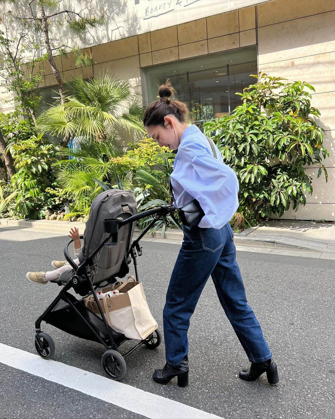 猪鼻ちひろさんのインスタグラム写真 - (猪鼻ちひろInstagram)「👶🏻👧🏻💘 念願の @__macoto ちゃんと初ランチ。 ななな、なんと @cenci_official を履いてきてくれていて、 偶然にもお揃いに♡嬉しい鳥肌よ  macoちゃんは152cmで小柄仲間なのだけれど、 こんなにサイズの合うパンツない！と断言してくれて、 もうその言葉と履いてくれてる姿だけで ご飯3杯食べた！(食べたのお寿司だけど←)  お洋服のことでも盛り上がって。 いつも諦めるかお直しに出すしかない話とか、 お互い首もげそうでした😂 (もう何回も履いてくれてて、デニムは馴染んできたらしい👖 ちなみに私も食べすぎたらボタン外してるときあるよ！)  ほんっっっと似合いすぎてるし、 形が綺麗でサイズが合っているとこんなにもいい感じなのね！ と惚れ惚れさせてもらって。  まつり(息子っち)は強烈なほどに可愛すぎるし、 終始メロメロおばさん🤤🤤🤤 たわいもない話をして、大爆笑して、心底癒されて… 気づいたら6時間以上お喋りしてた。笑  きっと好きだ♡の勘はバッチリと当たり、 とっても好きだった👧🏻👶🏻🤍  ちなみに私は@scene_shoes のぺたんこのバレエシューズで  まことちゃんは多分マルジェラの8cmヒールのブーツだったよ🖤 #ちひろのお洋服 #まつり可愛すぎてメロメロすぎるもう会いたい #小柄ブランド #Cenci #センチ #150cmコーデ #152cmコーデ」4月20日 19時54分 - inohanachihiro