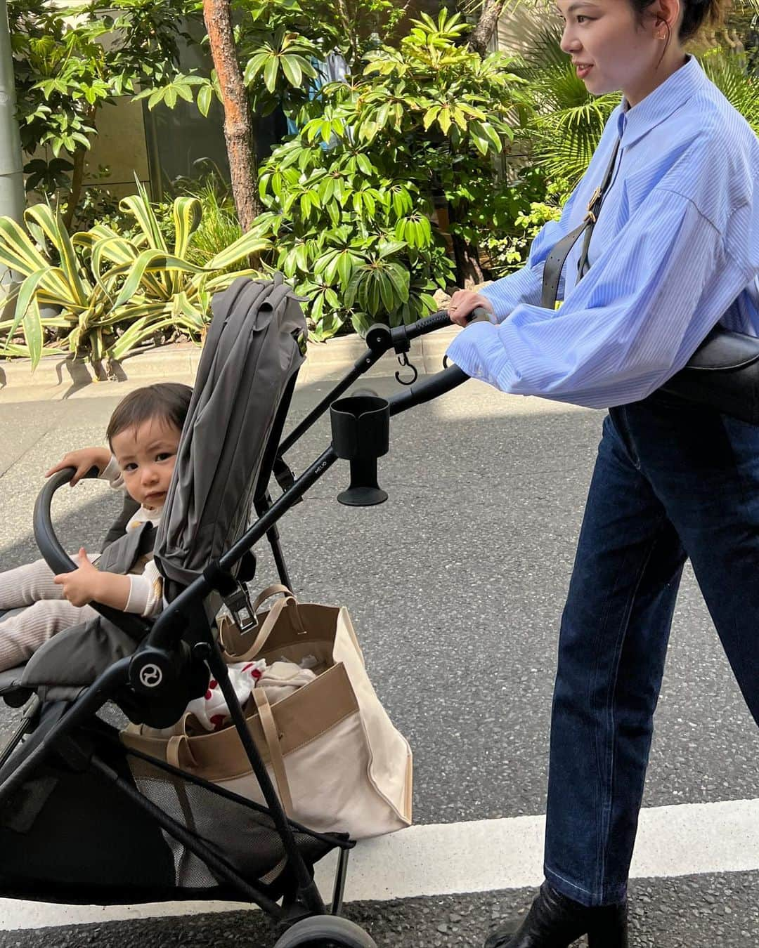 猪鼻ちひろさんのインスタグラム写真 - (猪鼻ちひろInstagram)「👶🏻👧🏻💘 念願の @__macoto ちゃんと初ランチ。 ななな、なんと @cenci_official を履いてきてくれていて、 偶然にもお揃いに♡嬉しい鳥肌よ  macoちゃんは152cmで小柄仲間なのだけれど、 こんなにサイズの合うパンツない！と断言してくれて、 もうその言葉と履いてくれてる姿だけで ご飯3杯食べた！(食べたのお寿司だけど←)  お洋服のことでも盛り上がって。 いつも諦めるかお直しに出すしかない話とか、 お互い首もげそうでした😂 (もう何回も履いてくれてて、デニムは馴染んできたらしい👖 ちなみに私も食べすぎたらボタン外してるときあるよ！)  ほんっっっと似合いすぎてるし、 形が綺麗でサイズが合っているとこんなにもいい感じなのね！ と惚れ惚れさせてもらって。  まつり(息子っち)は強烈なほどに可愛すぎるし、 終始メロメロおばさん🤤🤤🤤 たわいもない話をして、大爆笑して、心底癒されて… 気づいたら6時間以上お喋りしてた。笑  きっと好きだ♡の勘はバッチリと当たり、 とっても好きだった👧🏻👶🏻🤍  ちなみに私は@scene_shoes のぺたんこのバレエシューズで  まことちゃんは多分マルジェラの8cmヒールのブーツだったよ🖤 #ちひろのお洋服 #まつり可愛すぎてメロメロすぎるもう会いたい #小柄ブランド #Cenci #センチ #150cmコーデ #152cmコーデ」4月20日 19時54分 - inohanachihiro