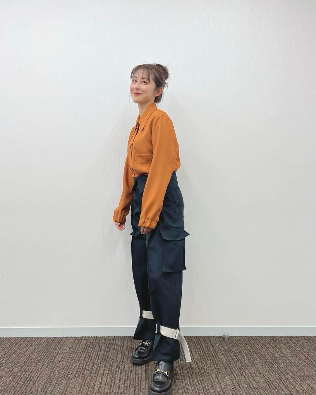 斎藤ちはるさんのインスタグラム写真 - (斎藤ちはるInstagram)「とある日の私服🙈 . 衣装では中々着ないメンズライクな洋服も、好みです♡♡ . . #実は #上下 共に #同級生 が #デザイン した #服 #ブランド のもの！ #かっこよすぎ #すごい なぁ〜 . . #斎藤ちはる#テレビ朝日アナウンサー#テレビ朝日#テレ朝#アナウンサー#私服#休日#お団子#おだんご#ラフ#コーデ#パンツ#カーゴパンツ#シャツ#私服コーデ」4月20日 19時53分 - chiharu_saito_ex