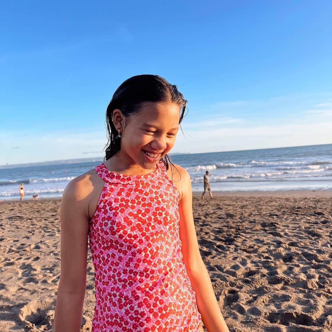 Jennifer Bachdimさんのインスタグラム写真 - (Jennifer BachdimInstagram)「Afternoon at the beach ☀️ always so refreshing and beautiful to walk, swim and just relax at the beach! So grateful for my life with family 🙏🏼❤️ #teamBachdim  . . PS: last pic 🤣🥹 because we missed Kenji (he was playing football with his friend)」4月20日 20時03分 - jenniferbachdim