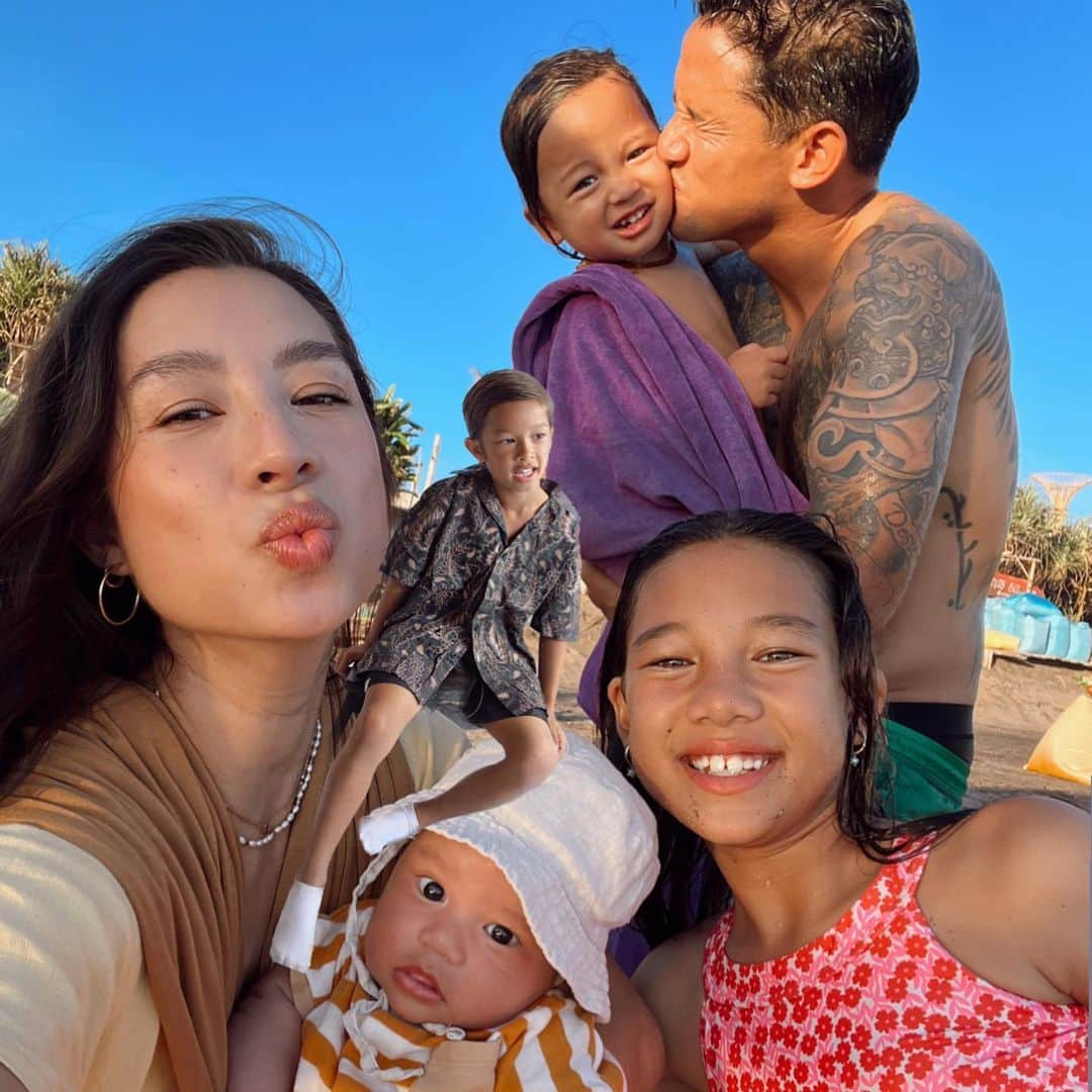 Jennifer Bachdimさんのインスタグラム写真 - (Jennifer BachdimInstagram)「Afternoon at the beach ☀️ always so refreshing and beautiful to walk, swim and just relax at the beach! So grateful for my life with family 🙏🏼❤️ #teamBachdim  . . PS: last pic 🤣🥹 because we missed Kenji (he was playing football with his friend)」4月20日 20時03分 - jenniferbachdim