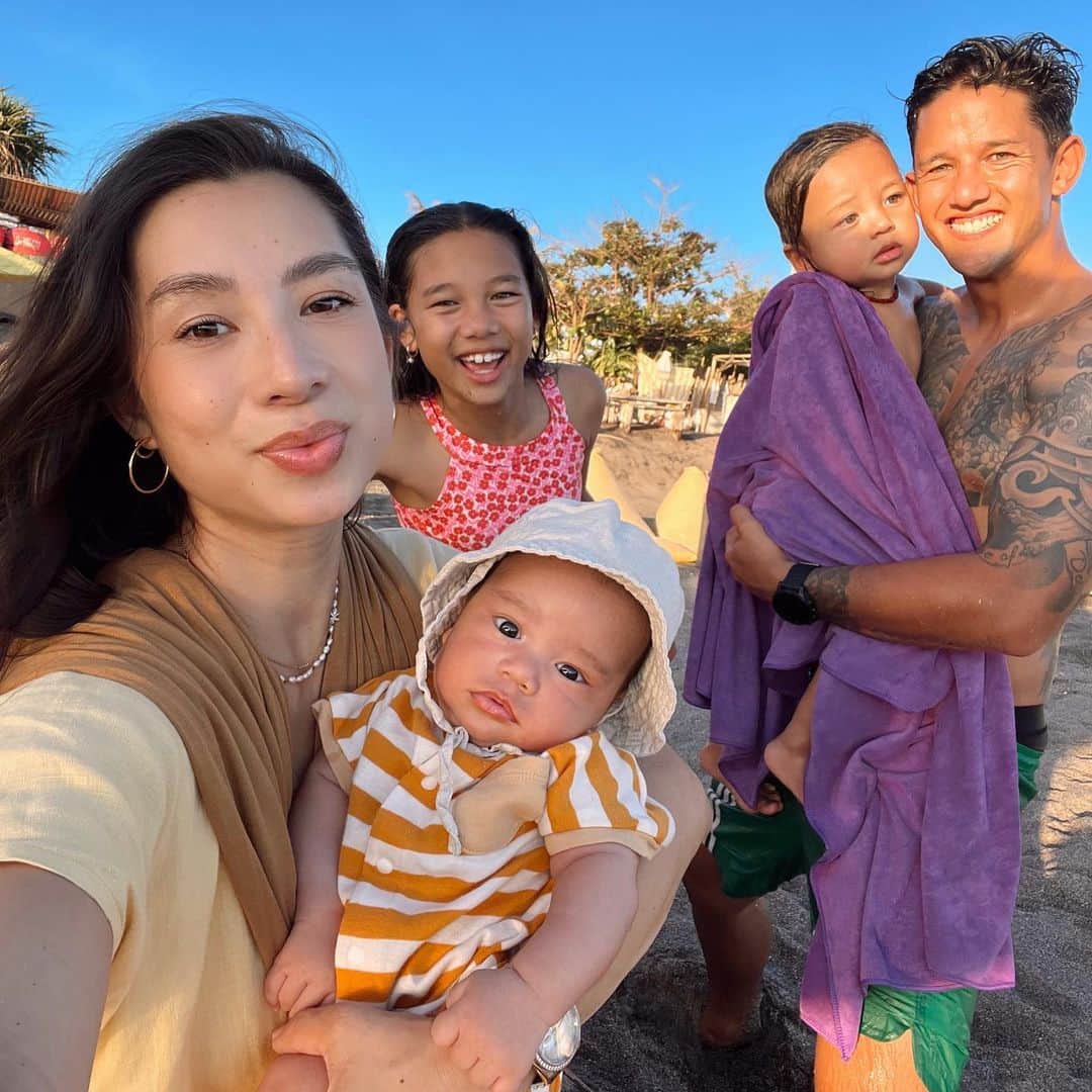 Jennifer Bachdimのインスタグラム：「Afternoon at the beach ☀️ always so refreshing and beautiful to walk, swim and just relax at the beach! So grateful for my life with family 🙏🏼❤️ #teamBachdim  . . PS: last pic 🤣🥹 because we missed Kenji (he was playing football with his friend)」